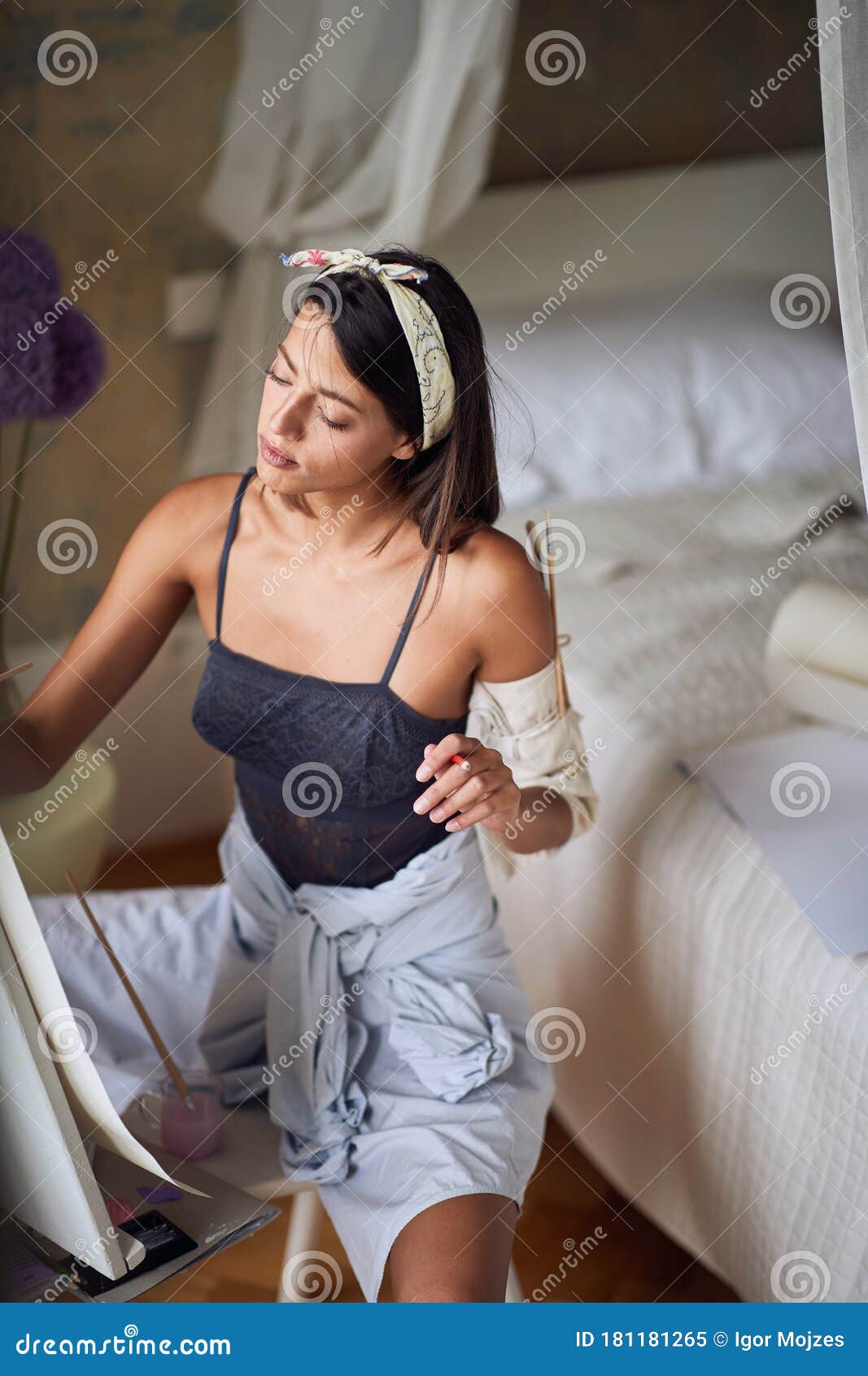 在家艺术工作室用油漆画的性感女人库存图片 图片包括有画架 户内 调色板 石油 画布 启发