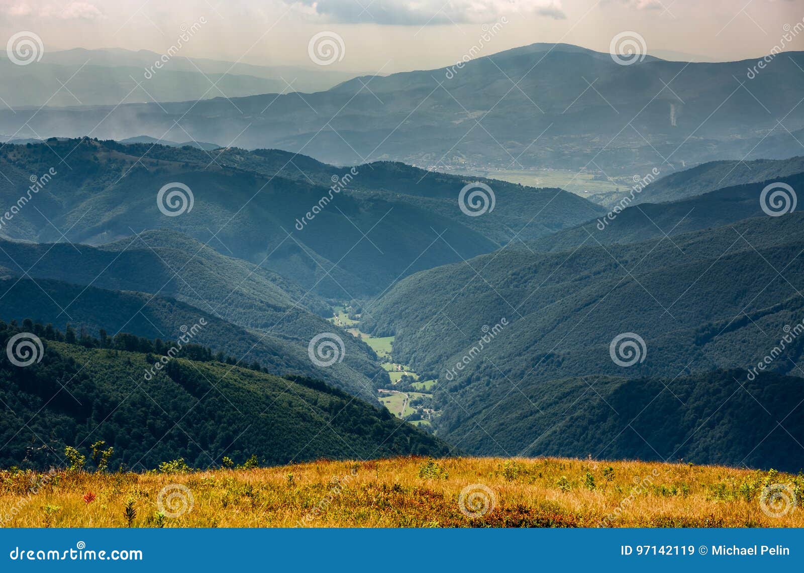 在山的美好的晚夏风景库存图片 图片包括有在山的美好的晚夏风景