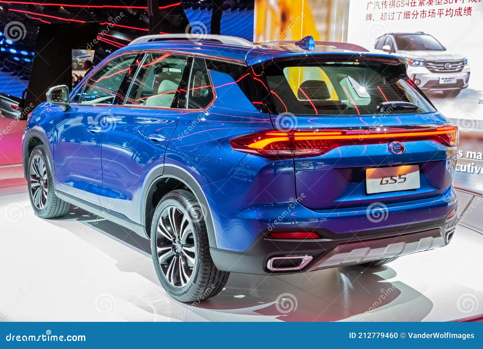 在巴黎车展的gac Trumpchi Gs5中国紧凑型汽车立交桥suv Porte De