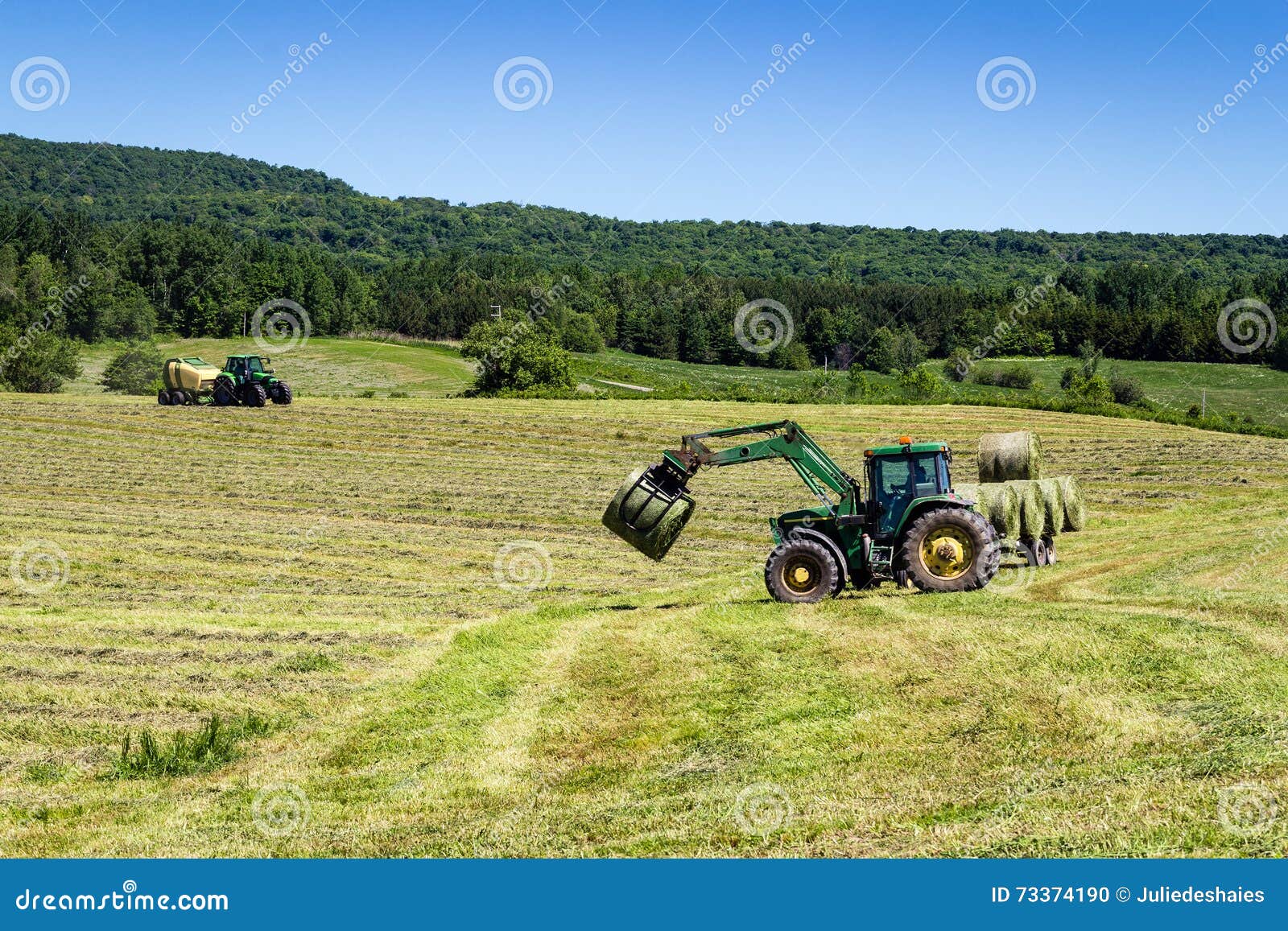 在干草领域的农业机械库存照片. 图片包括有干