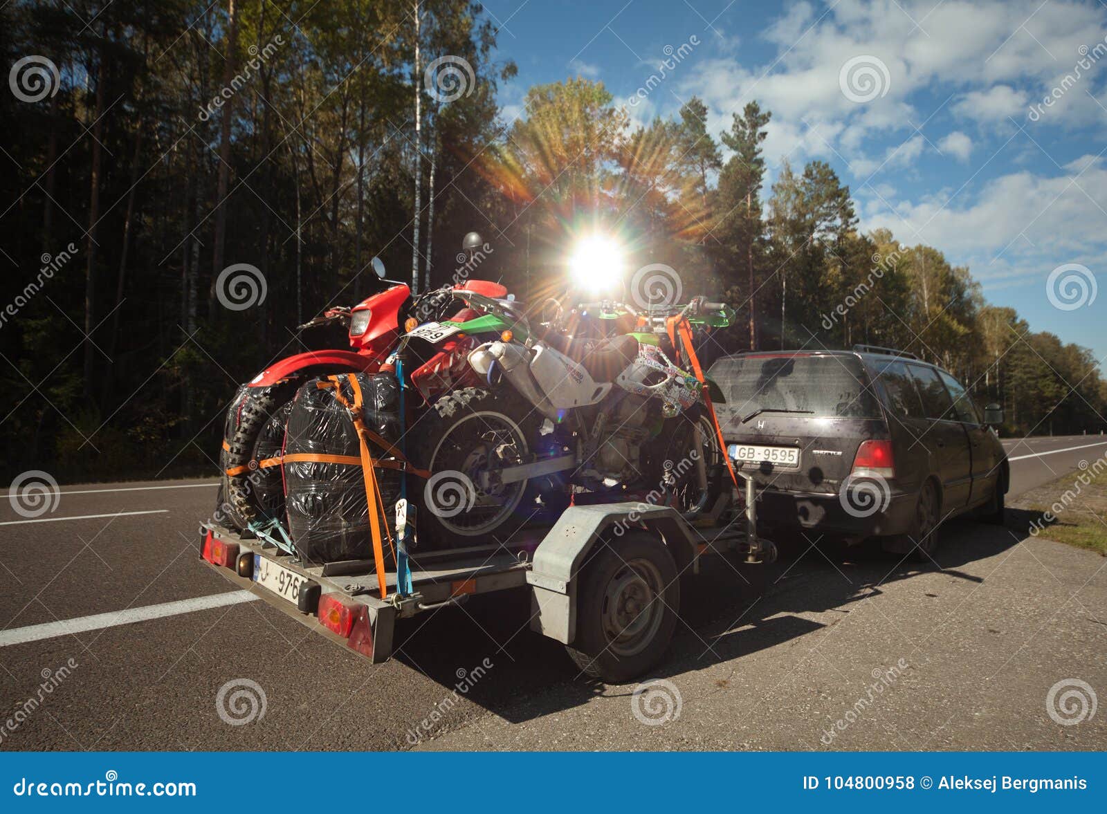 在拖车的enduro摩托车在路和汽车附近编辑类库存照片 图片包括有在拖车的enduro摩托车在路和汽车附近 在拖车的enduro摩托车在路和汽车附近编辑类库存照片 图片包括有在拖车的enduro摩托车在路和汽车附近