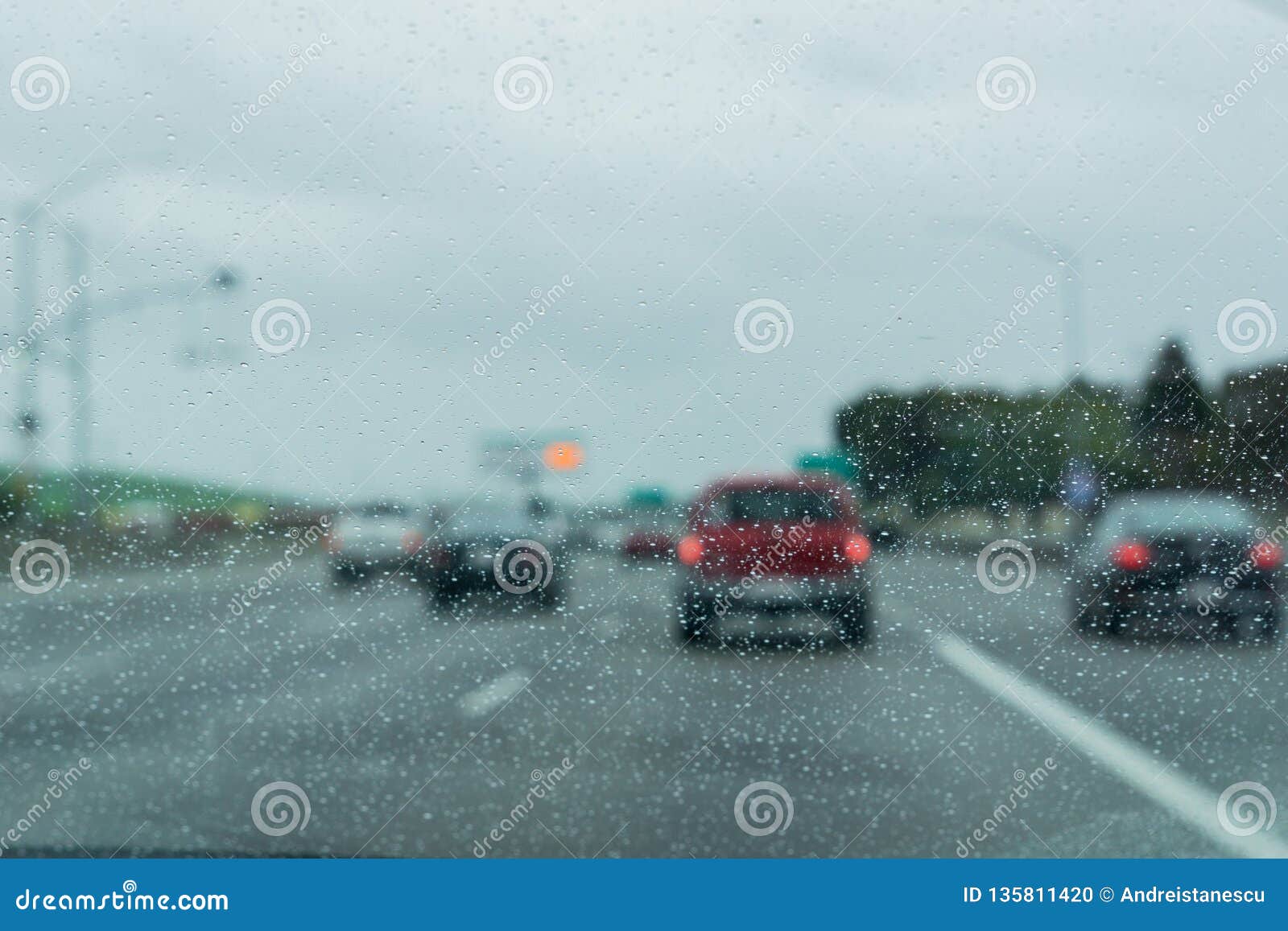 在挡风玻璃的雨珠 当驾驶在一条高速公路在一下雨天 加利福尼亚时库存照片 图片包括有