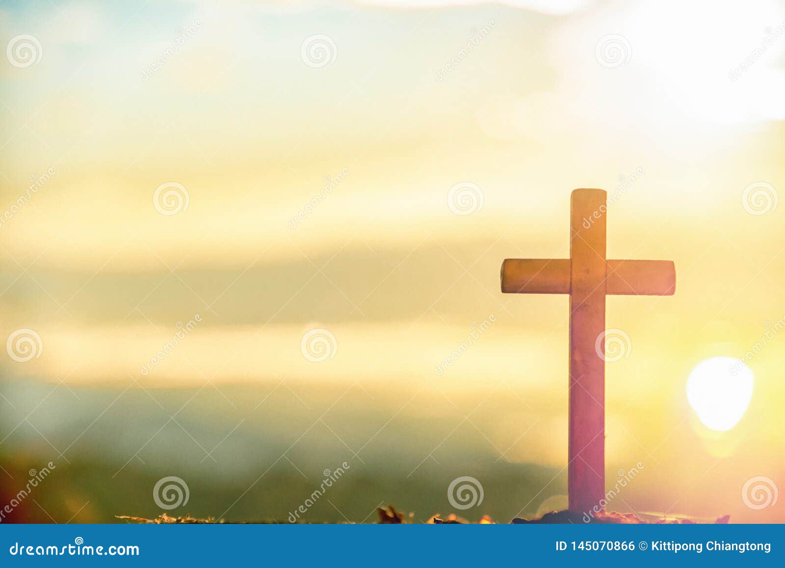 在日出的木十字架在早晨时间有圣洁和轻的背景耶稣基督标志宽容宗教概念在十字架上钉死库存照片 图片包括有信仰 正统