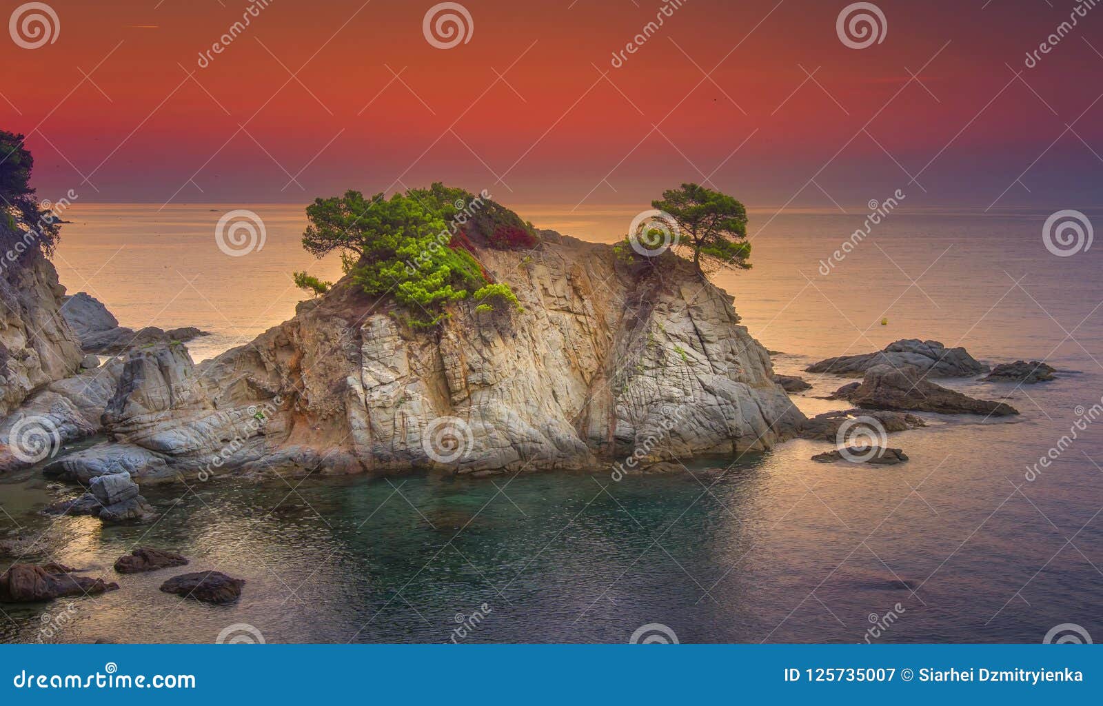在日出的海风景峭壁美丽的景色在地中海的在黎明在早晨在西班牙海岸的明亮的红色天空库存图片 图片包括有橙色 马尔