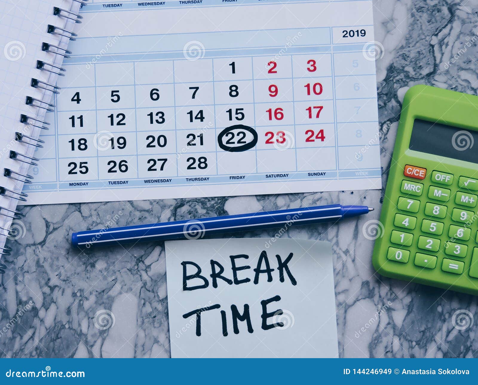 在日历概念的图钉繁忙的 工作区业务会议日程表 旅行计划或者项目工程库存图片 图片包括有节假日 作业