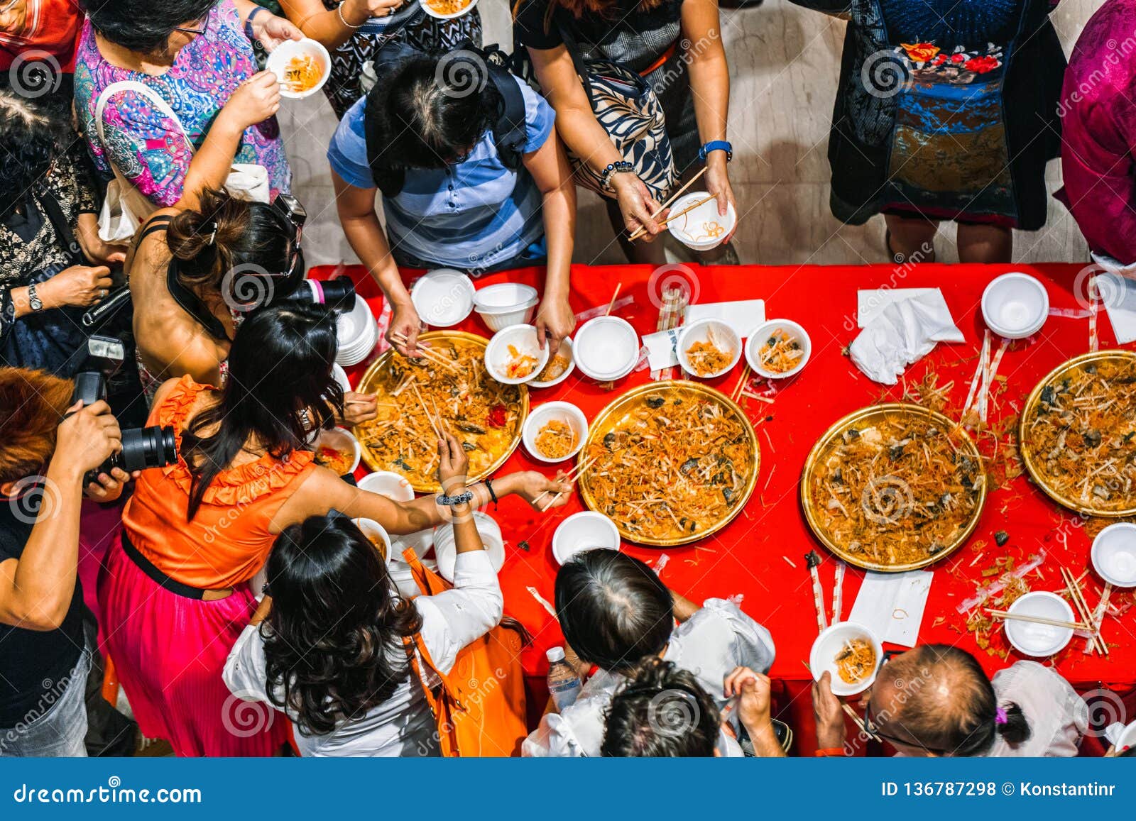 在春节庆祝的中国传统食物人们尝试中国菜编辑类库存照片 图片包括有艺术 背包 文化 暂挂