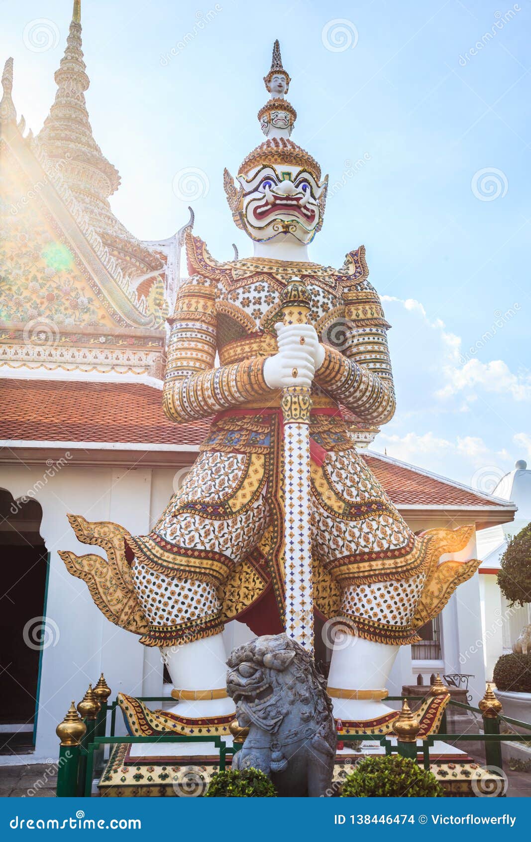 在晓寺郑王寺佛教寺庙前面的古庙监护人是白名为sahatsadecha的邪魔大雕象库存照片 图片包括有