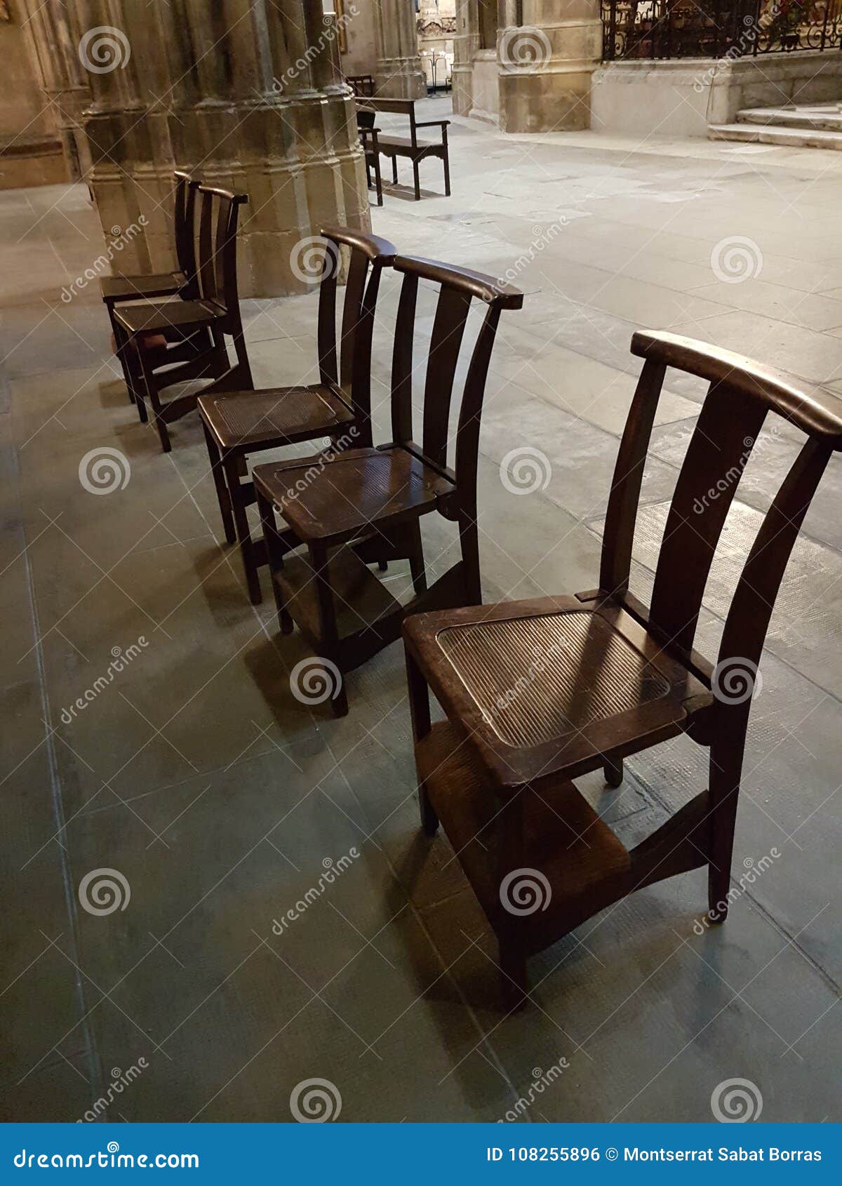 在木头的教会椅子库存照片 图片包括有城市 椅子 法国 木头 主要 大教堂 教会 欧洲