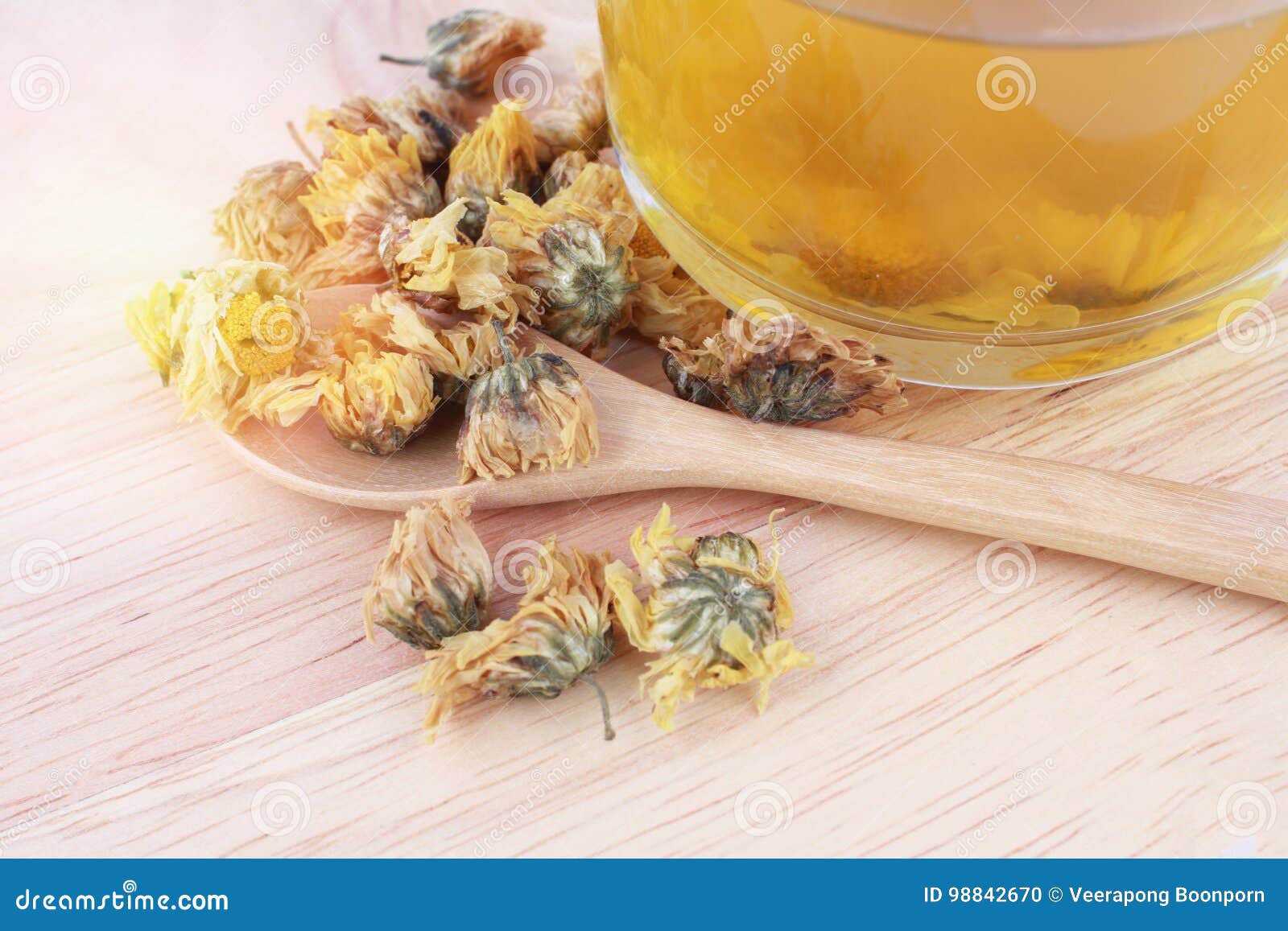 在杯子的中国菊花花茶在白色backgr 库存照片 图片包括有打赌的人 问题的 成份 杯子 聚会所 在杯子的中国菊花花茶在白色backgr 库存照片 图片包括有打赌的人 问题的 成份 杯子 聚会所