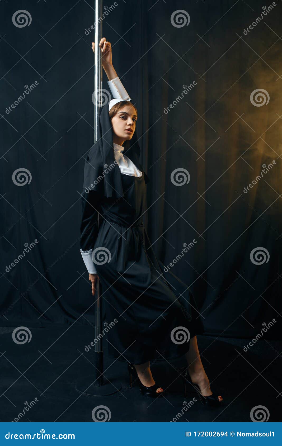 在柱子上跳脱衣舞的性感修女 就象脱衣舞娘库存照片 图片包括有修道院 万圣节 投反对票 服装