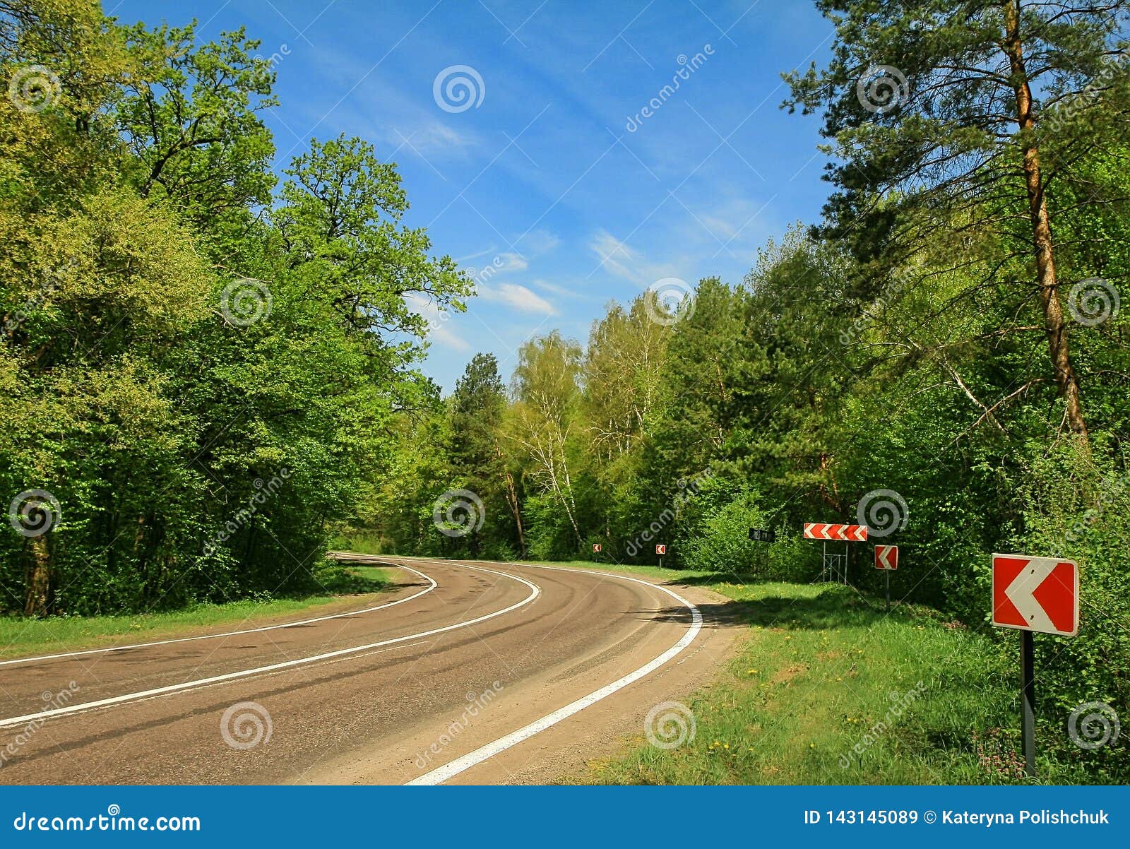 在树林中蜿蜒的道路 夏季的户外背景库存图片 图片包括有森林 道路 晴朗 蓝色 夏令时 红色 在树林中蜿蜒的道路 夏季的户外背景库存图片 图片包括有森林 道路 晴朗 蓝色 夏令时 红色