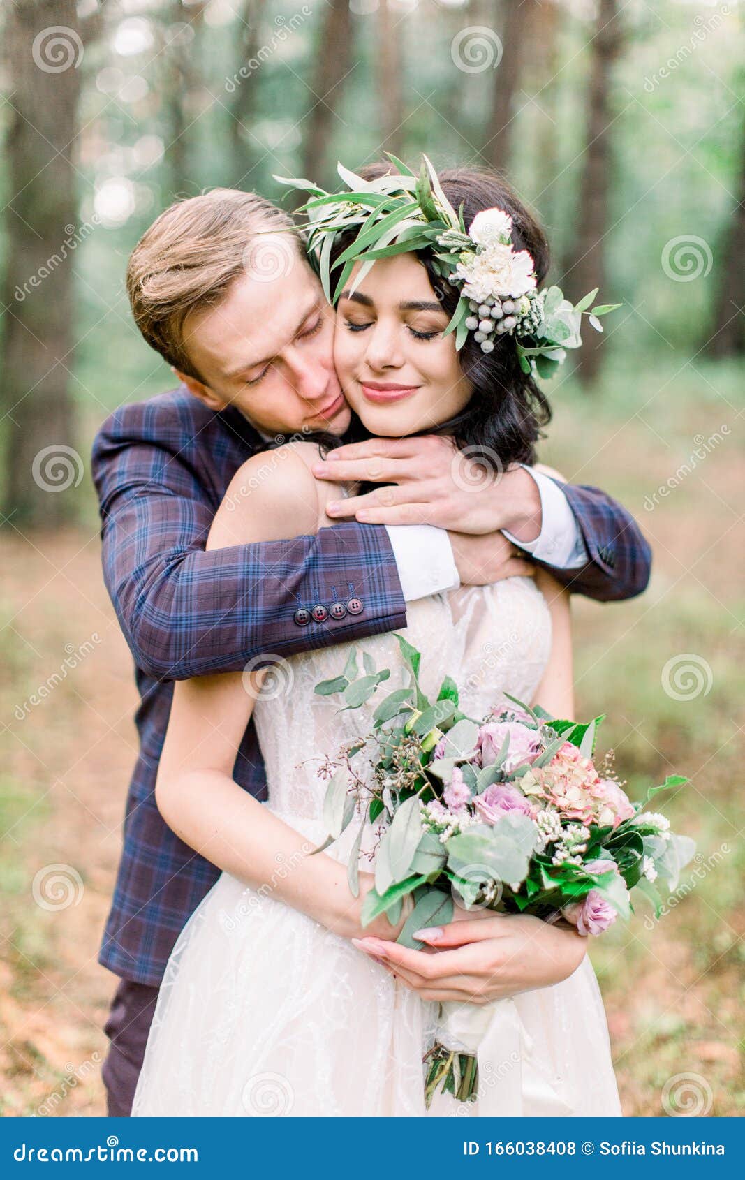 在森林里散步的结婚夫妇 帅气的男人带着漂亮的女人户外乡村式婚礼步行库存照片 图片包括有户外乡村式婚礼步行 在森林里散步的结婚夫妇 帅气的男人带着漂亮的女人