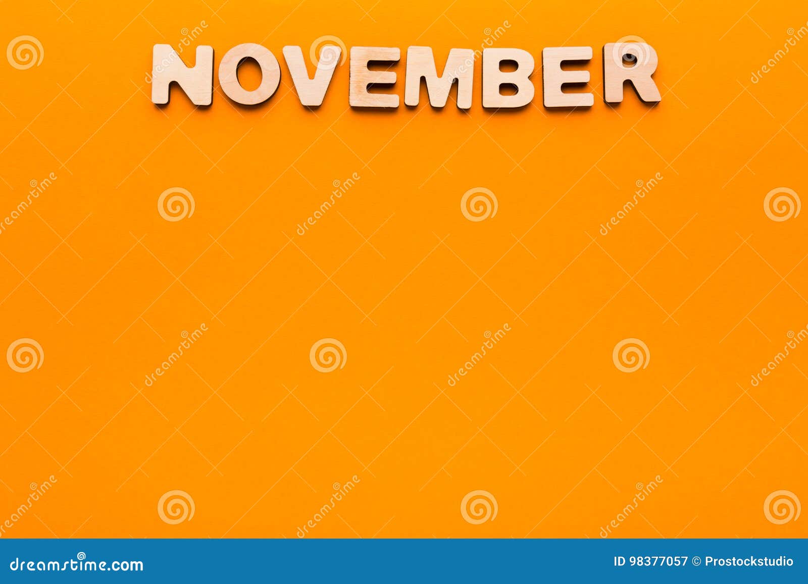 在橙色背景的词11月库存图片 图片包括有