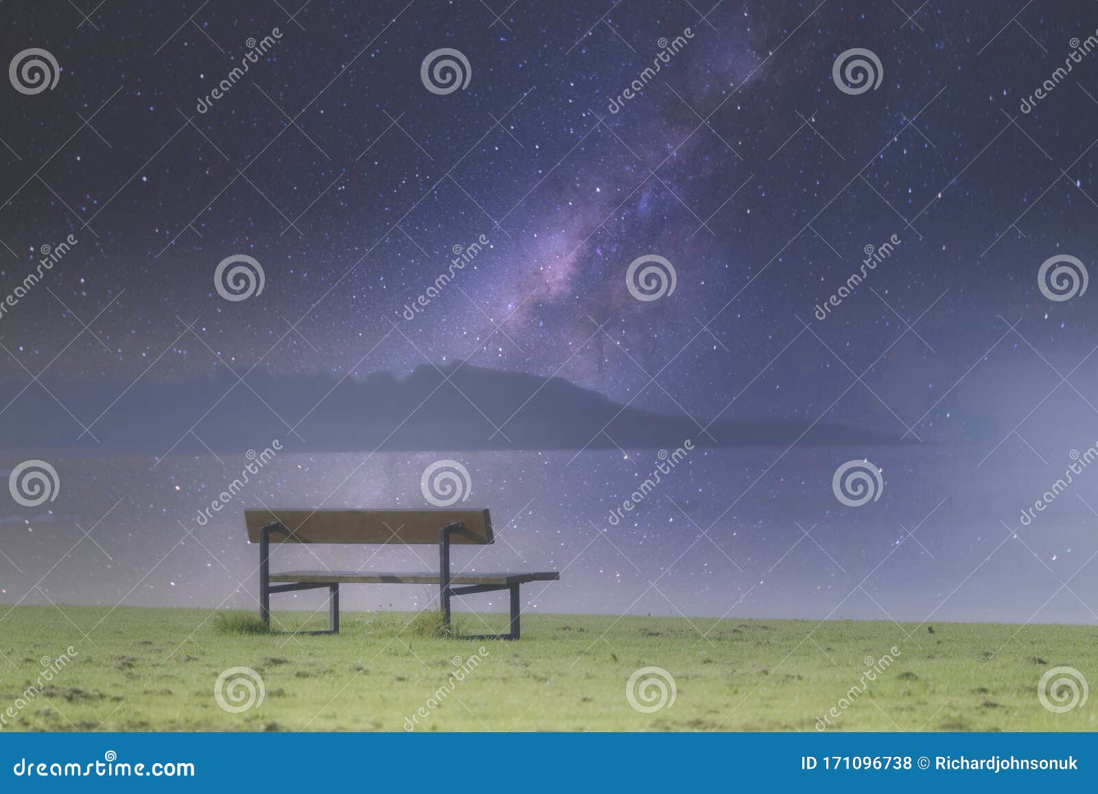 在海边开阔的宁静风景中 空荡荡的寂静长椅上 夜空的星空为正念和冥想服务库存照片 图片包括有星形 占星术 在海边开阔的宁静风景中 空荡荡的寂静长椅上 夜空的星空为正念和冥想服务库存照片 图片包括有星形 占星术