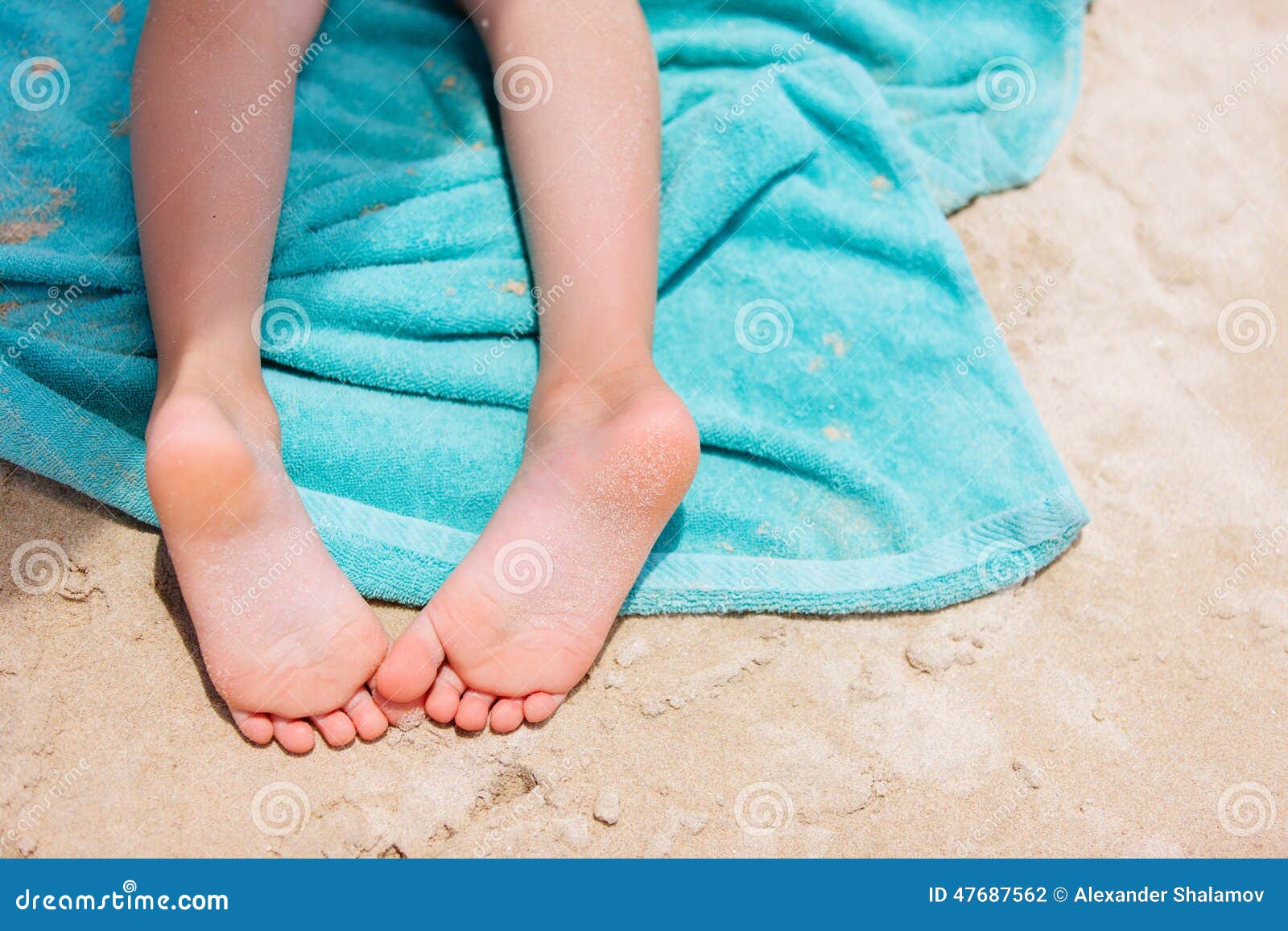 在海滩毛巾的小女孩脚库存照片 图片包括有孩子 女孩 人员 毛巾 人们 室外 游人 证实
