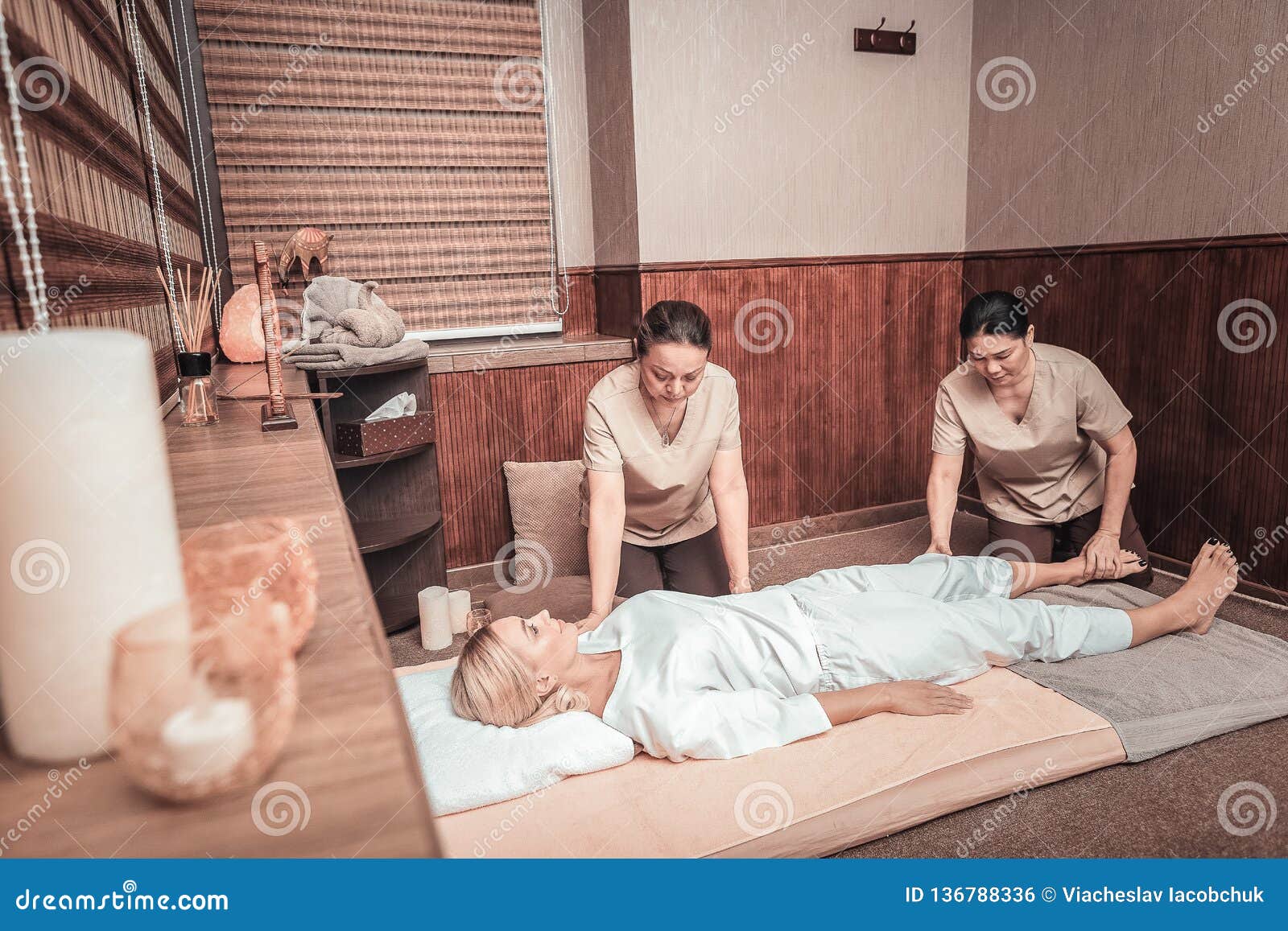 在温泉的两个专业女按摩师库存照片 图片包括有女按摩师 聚会所 沙龙 服务 成人 种族