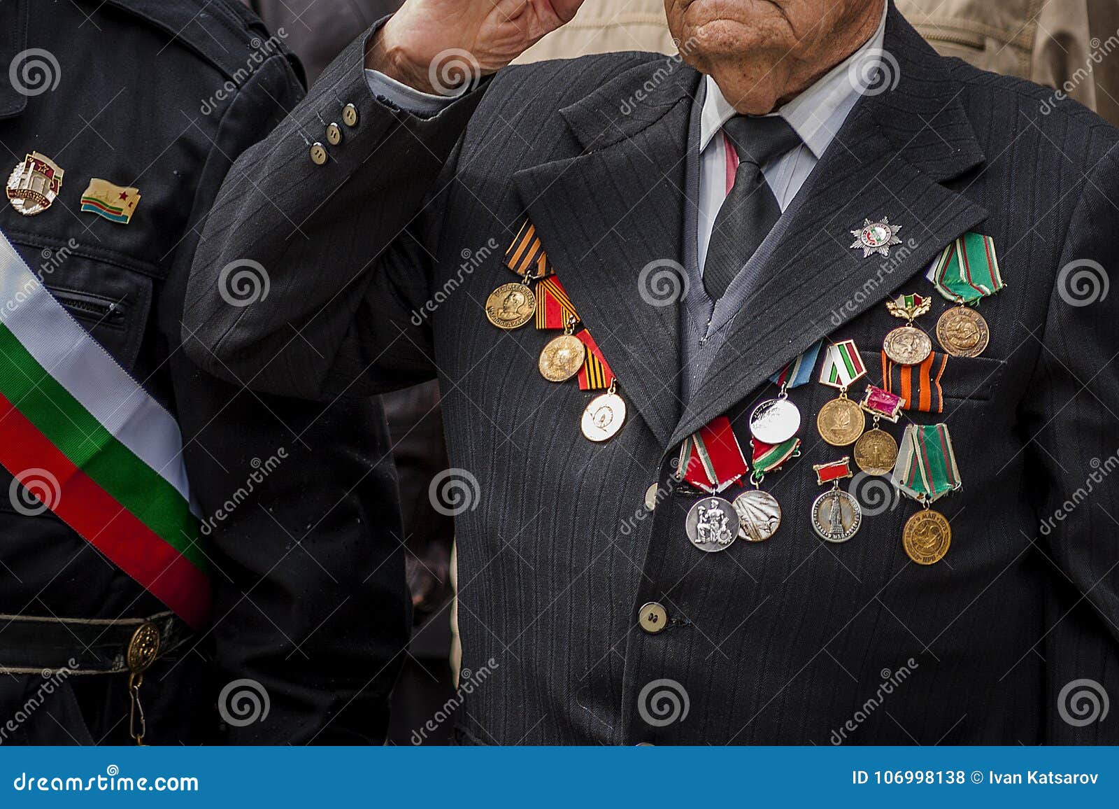 在游行期间 用奖牌和命令装饰的退伍军人在服装给荣誉编辑类库存照片 图片包括有