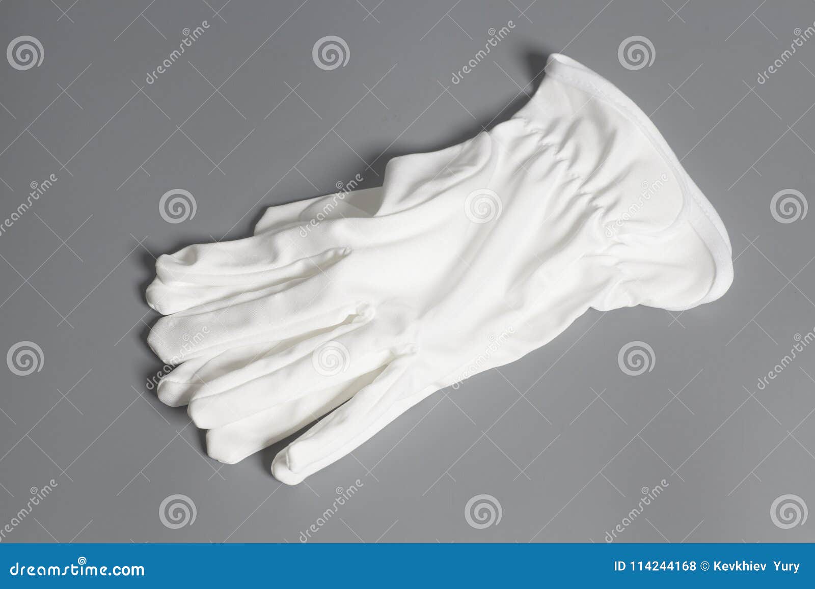 В мешке находятся черные и белые перчатки