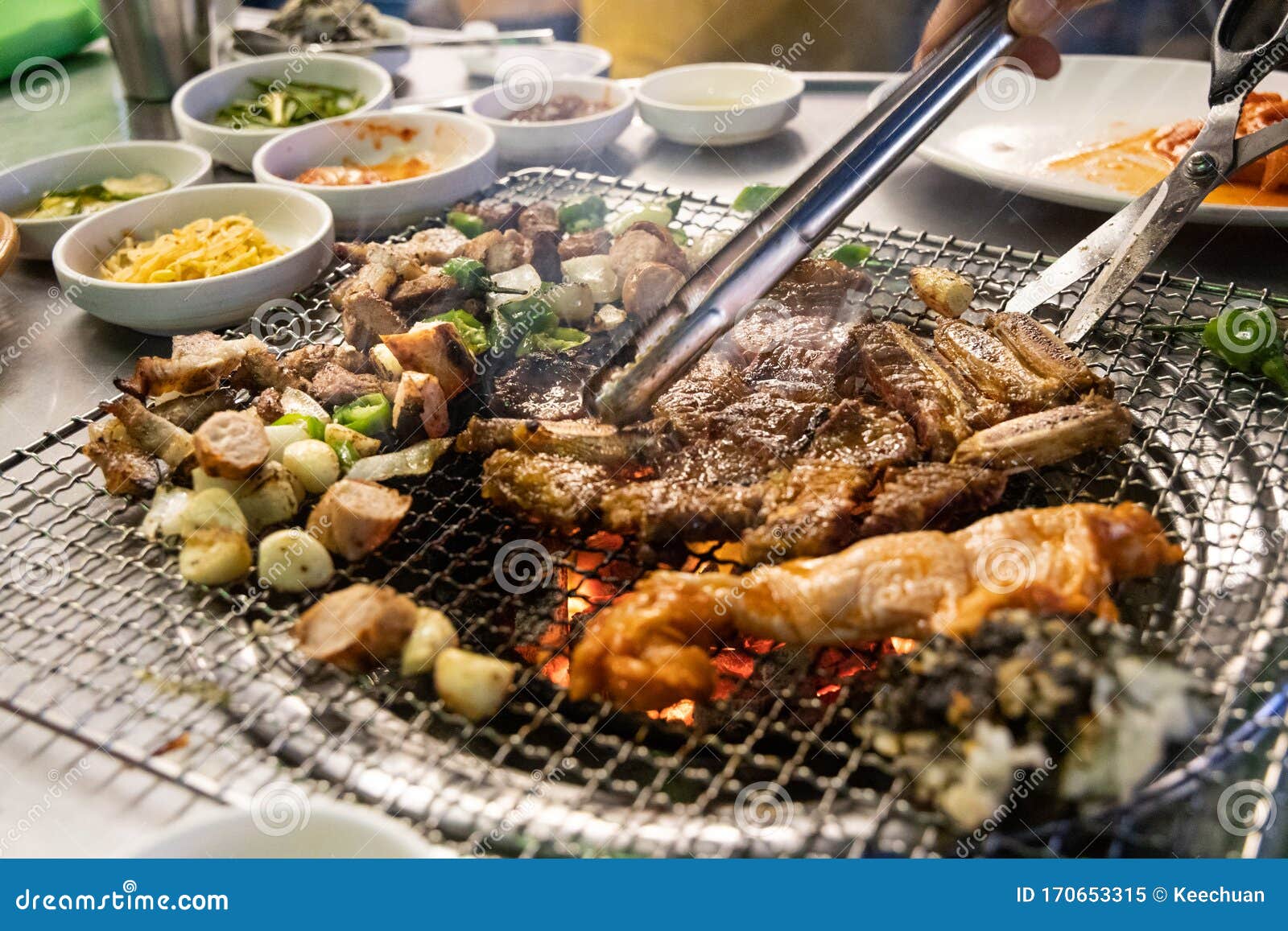 在热炭炉上烤韩国烧烤的特写库存图片 图片包括有鲜美 健康 午餐 聚会所 牌照 成份 餐馆