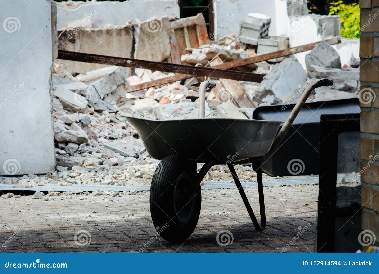 在爆破车库 建筑瓦砾背景的独轮车库存照片 图片包括有布琼布拉 工作 剥离 拱道 室外 独轮车