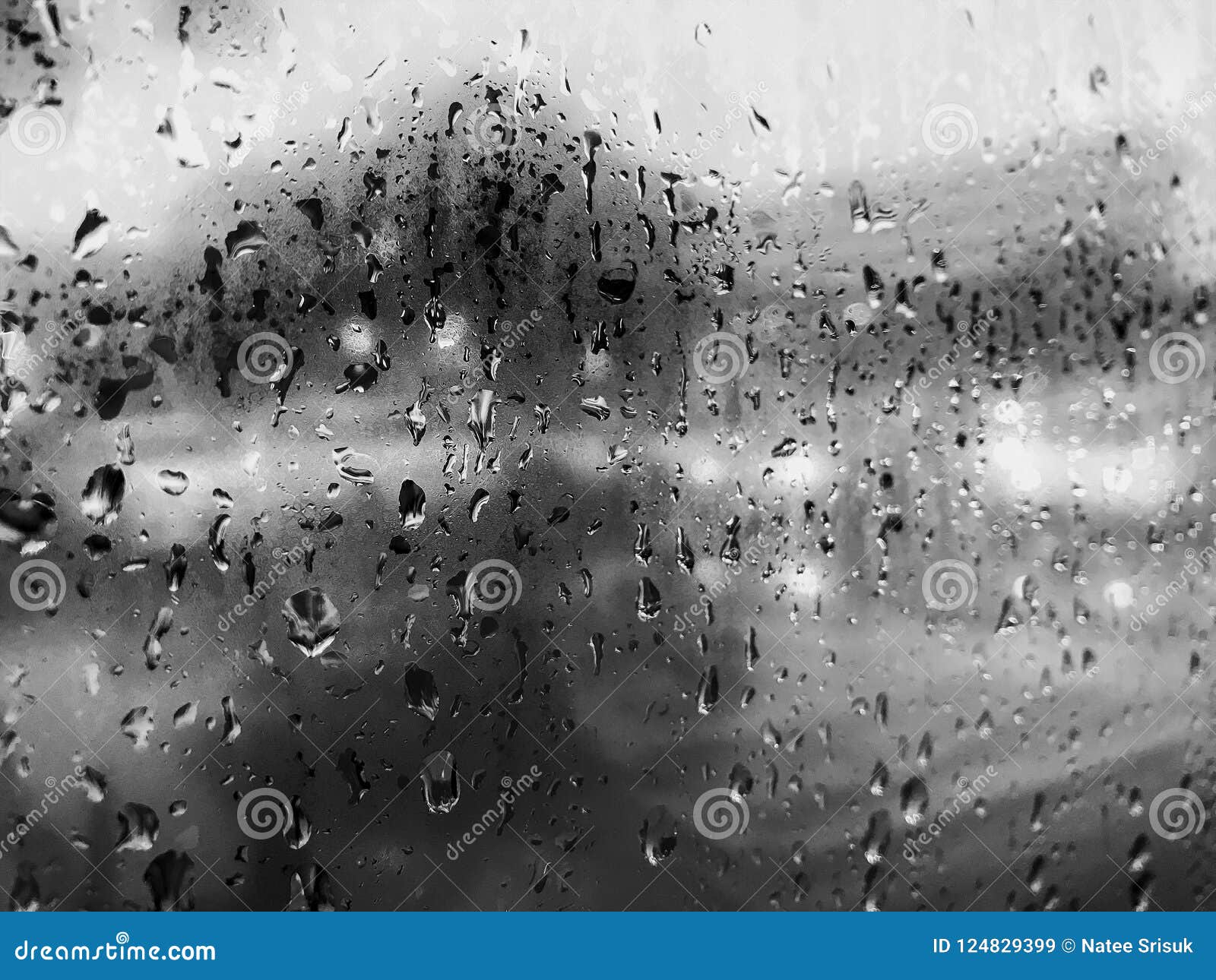 在玻璃窗的雨珠在雨季雨背景中库存图片 图片包括有 在玻璃窗的雨珠在雨季雨背景中库存图片 图片包括有