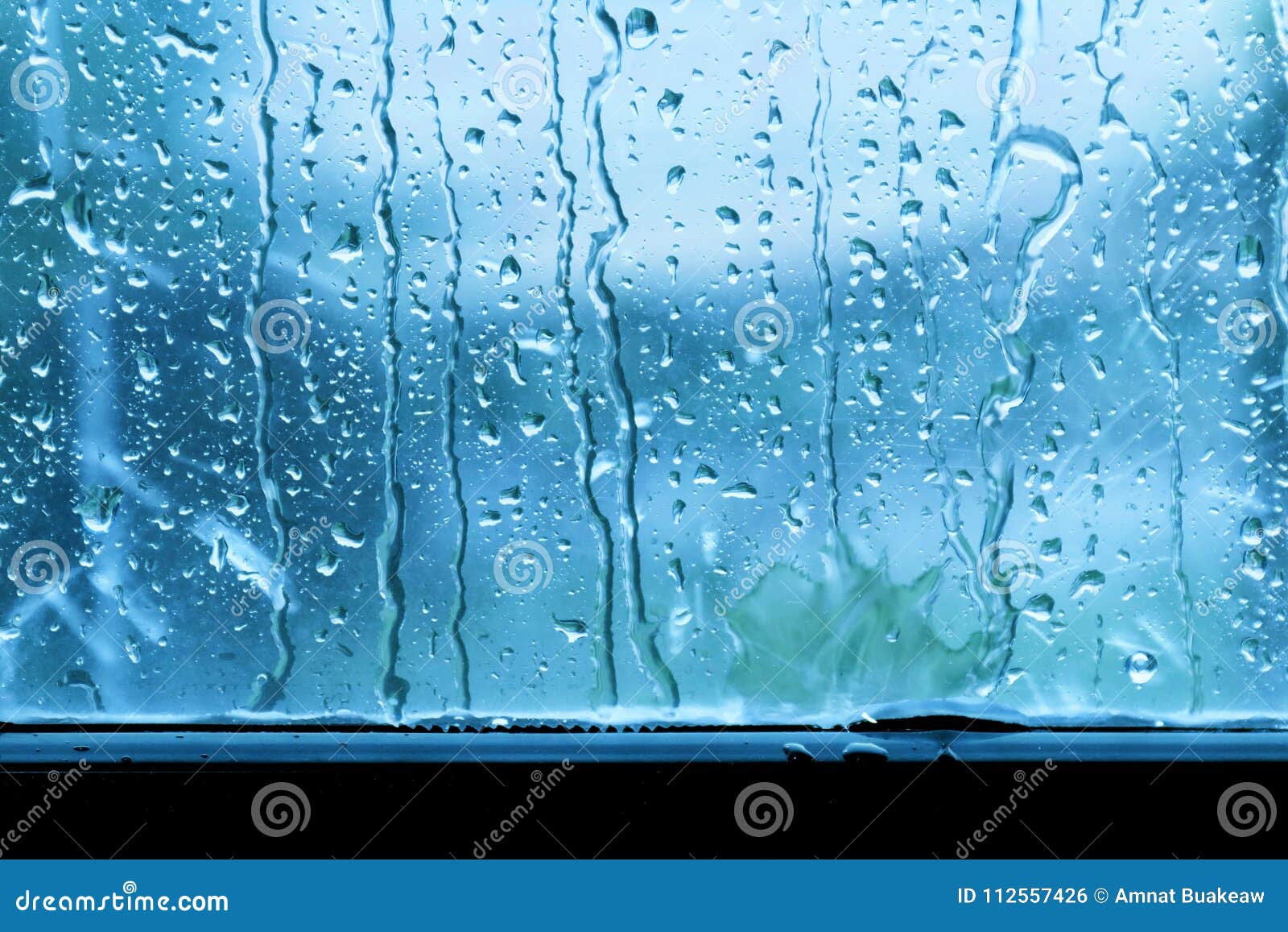 在玻璃窗蓝色的背景雨珠库存照片 图片包括有灰色 蓝色 水色 颜色 风暴 浪花 平稳 在玻璃窗蓝色的背景雨珠库存照片 图片包括有灰色 蓝色 水色 颜色 风暴 浪花 平稳