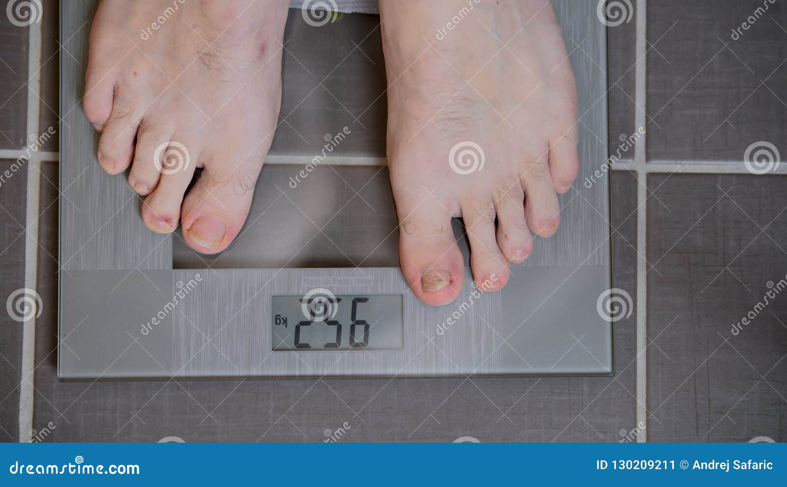 在玻璃等级的男性脚 人的饮食 体重库存图片 图片包括有在玻璃等级的男性脚 人的饮食 体重 在玻璃等级的男性脚 人的饮食 体重库存图片 图片包括有在玻璃等级的男性脚 人的饮食 体重