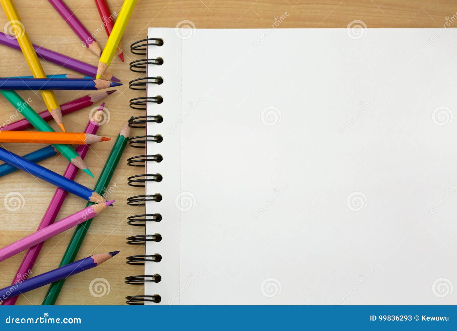 在略图旁边的上色色的铅笔在木b预定库存图片 图片包括有照片 概念性 想法 技艺家 教育 凹道