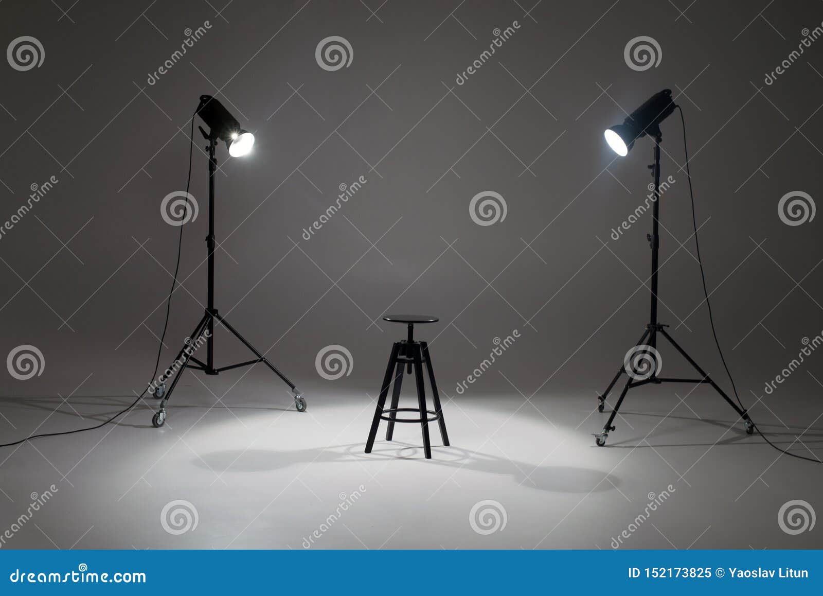 在白色背景中设定的准备好照片写真在演播室有空的椅子的摄影演播室库存图片 图片包括有手电 赞誉