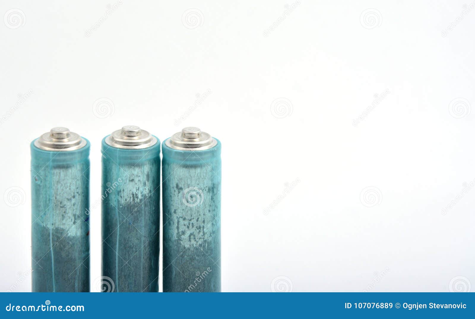 在白色隔绝的三个aaa电池库存图片 图片包括有符号 一次性 次幂 充电 磁道 再充电
