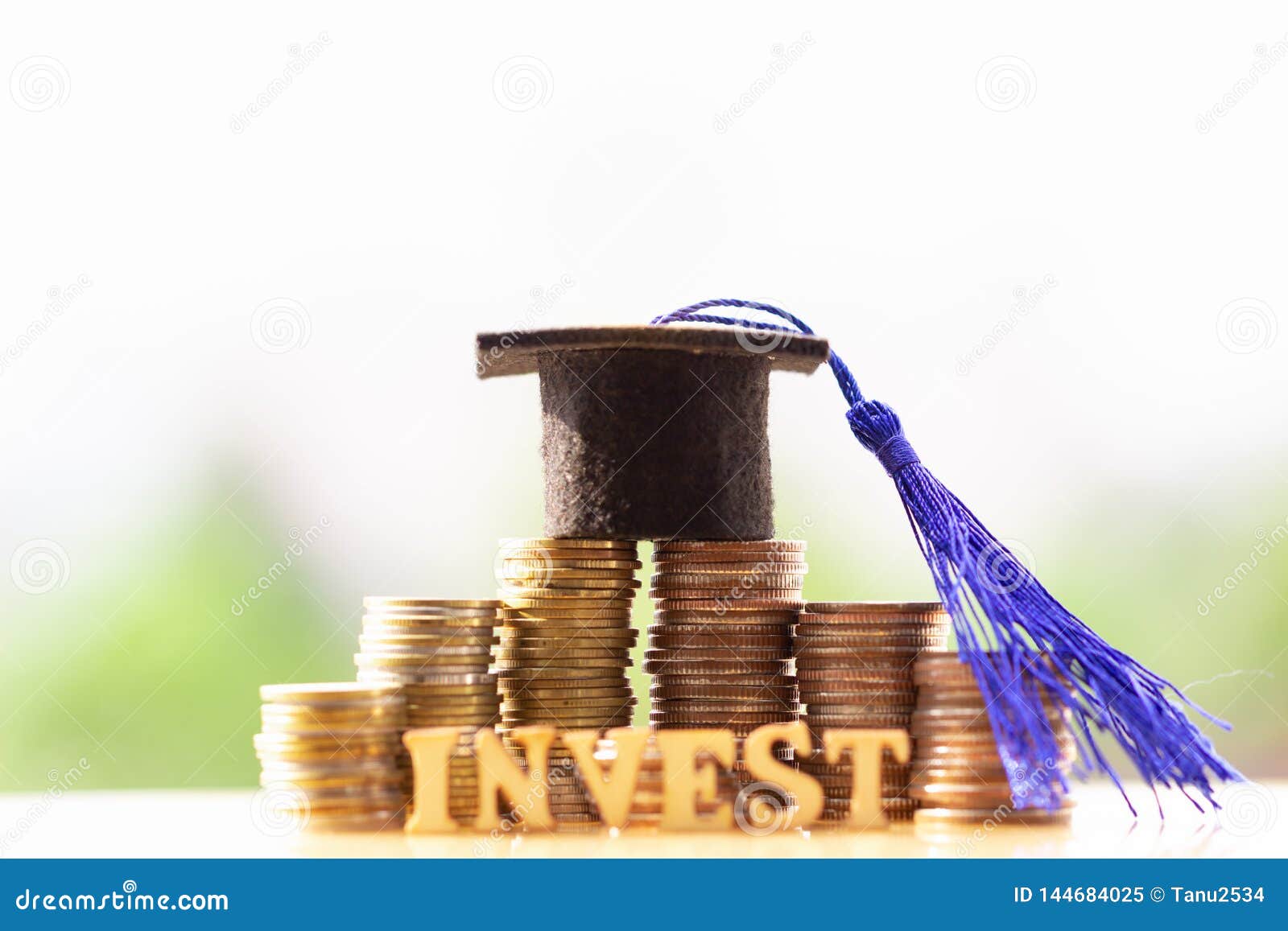 在硬币金钱的毕业帽子在白色背景教育或奖学金概念的攒钱库存图片 图片包括有毕业 子项 在硬币金钱的毕业帽子在白色背景教育或奖学金概念的攒钱库存图片 图片包括有毕业 子项