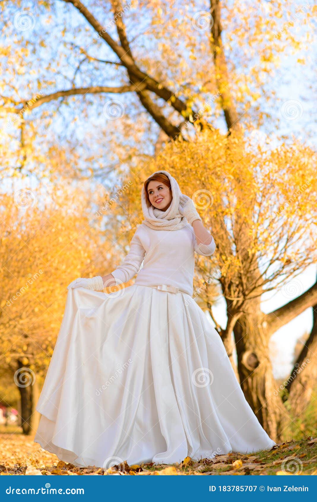 在秋季森林背景下 一位年轻漂亮的红发女孩的画像看上去很迷人 身着白色连衣裙库存图片 图片包括有在秋季森林背景下 一位年轻漂亮的红发女孩的画像看上去很迷人 身着白色连衣裙 在秋季森林背景下 一位年轻漂亮的红发女孩的画像看上去很迷人 身着白色连衣裙库存图片 图片包括有在秋季森林背景下 一位年轻漂亮的红发女孩的画像看上去很迷人 身着白色连衣裙