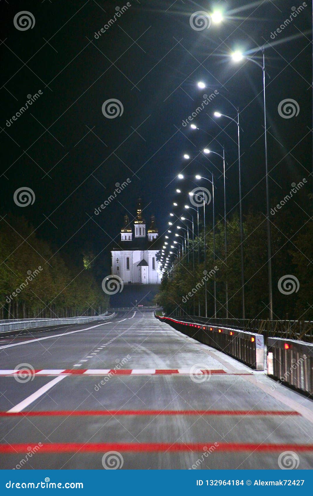 在美丽的教会背景的夜高速公路有标号的空的路库存照片 图片包括有 在美丽的教会背景的夜高速公路有标号的空的路库存照片 图片包括有