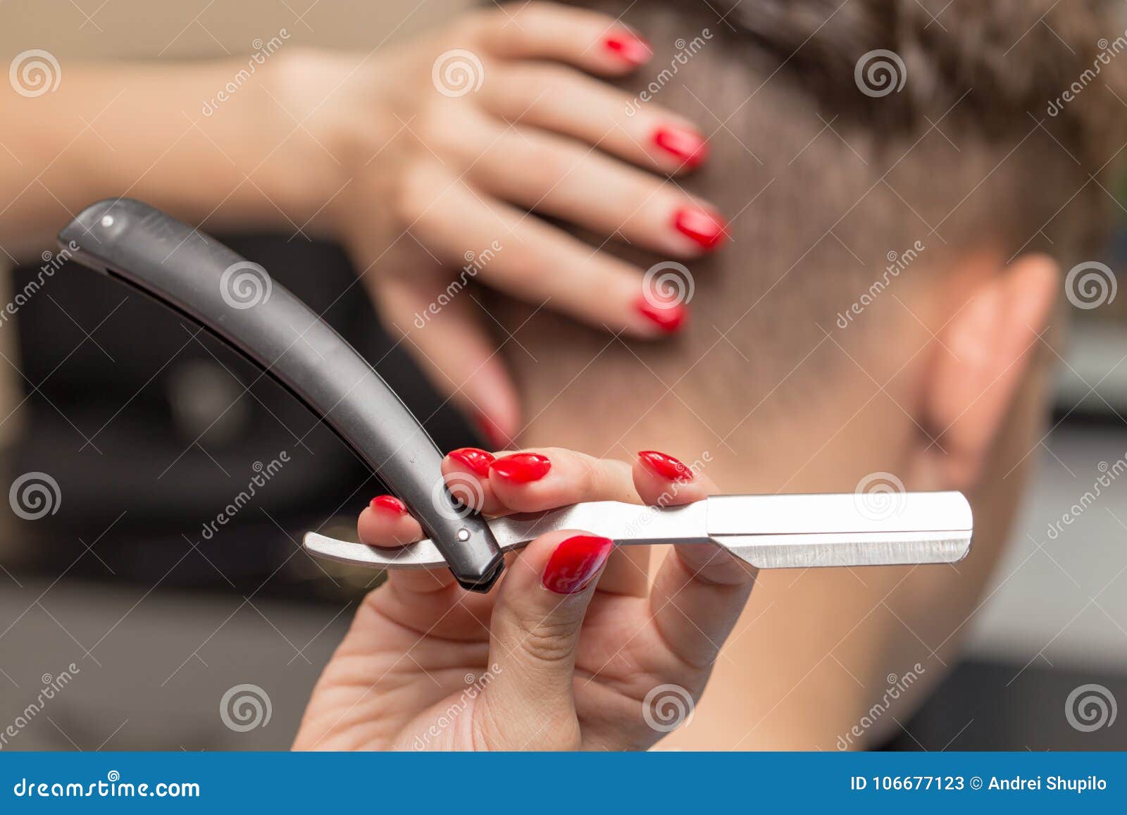 在美容院的剃刀理发库存图片 图片包括有