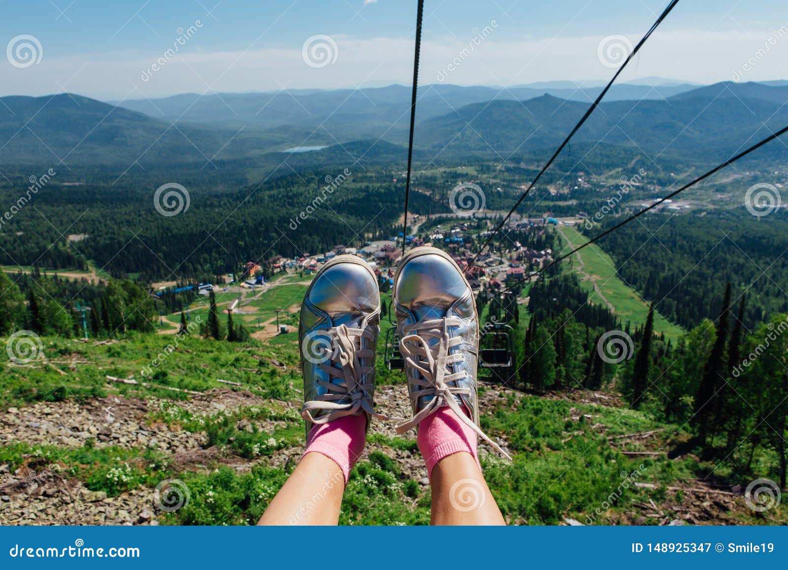 在脚的银色鞋子在山滑雪电缆车的旅行期间在夏时库存图片 图片包括有运行 推力 体育运动 方式