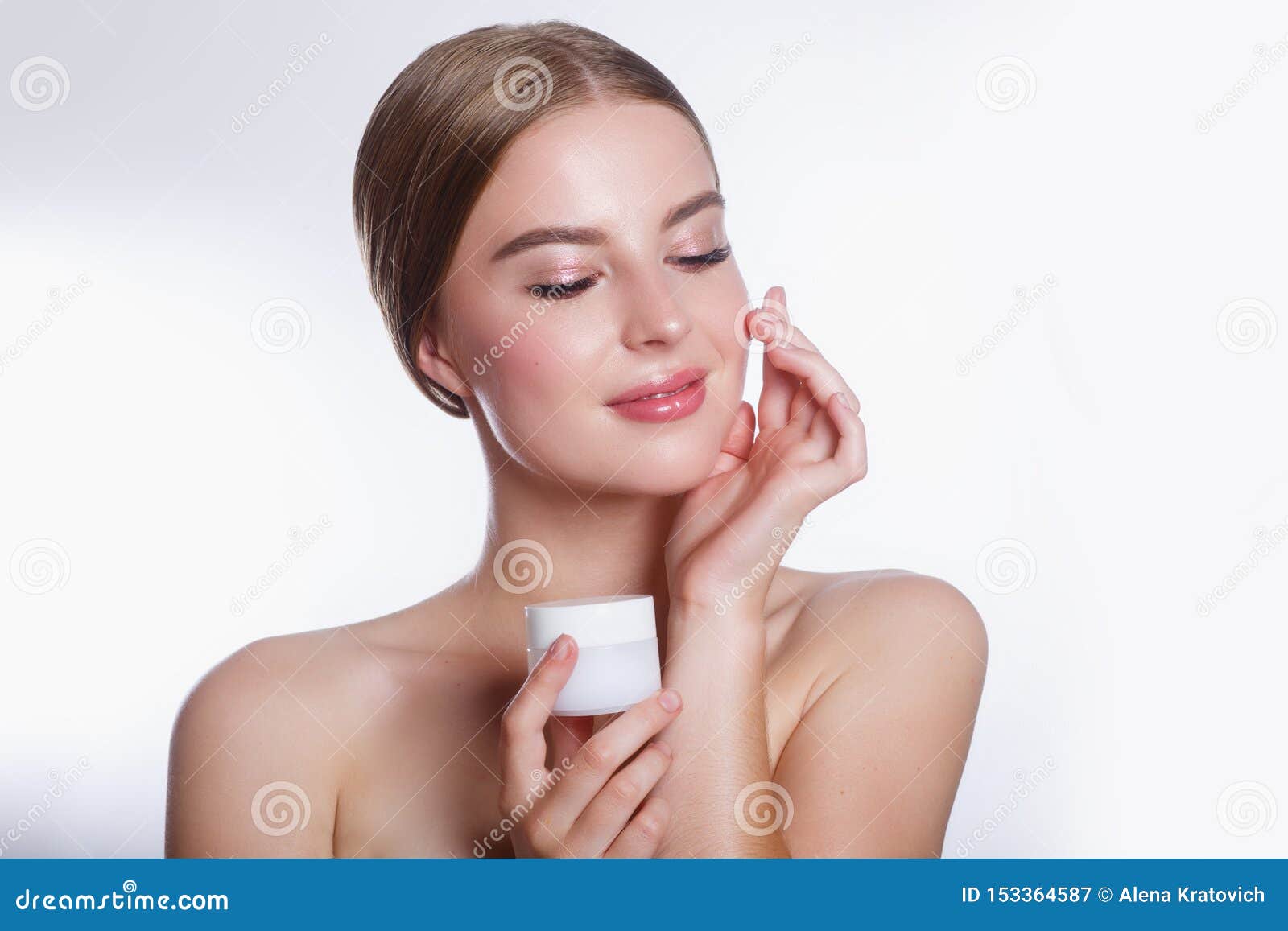 在脸上涂润肤霜的美女手里拿着奶油的女孩spa和面部护理库存图片 图片包括有女性 关心