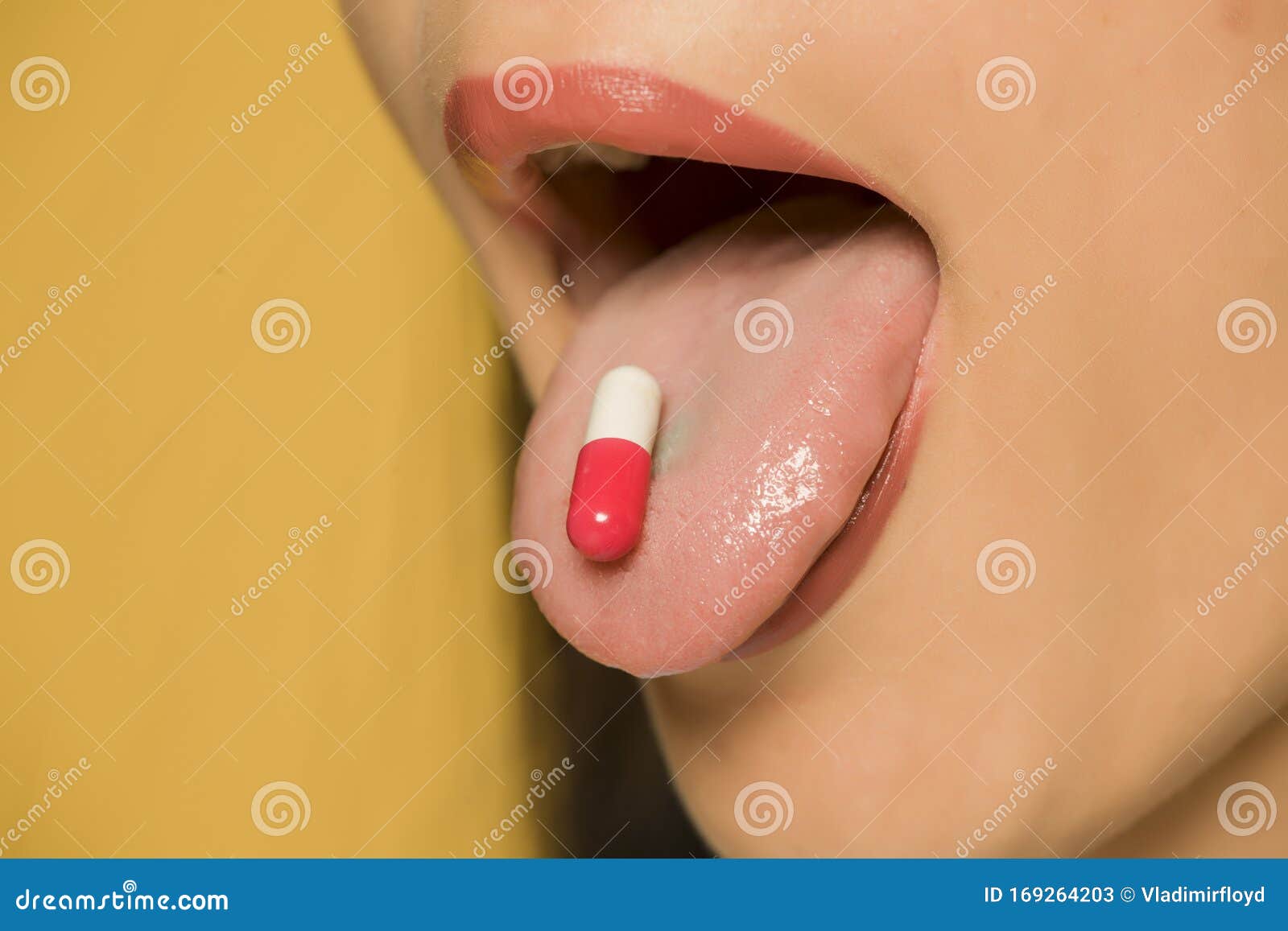 在舌头上抱胶囊的女人库存图片 图片包括有在舌头上抱胶囊的女人 在舌头上抱胶囊的女人库存图片 图片包括有在舌头上抱胶囊的女人