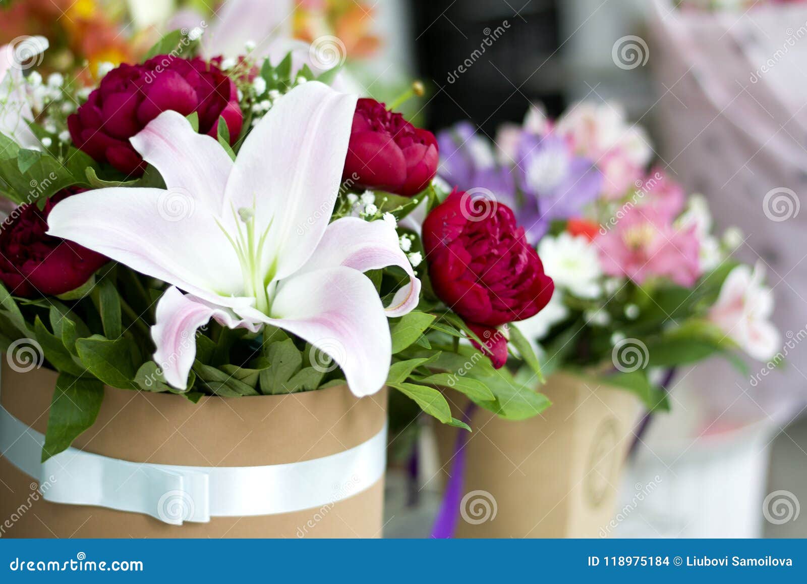 在花束的美丽的百合特写镜头美丽的百合花束与春天的在花束开花库存照片 图片包括有
