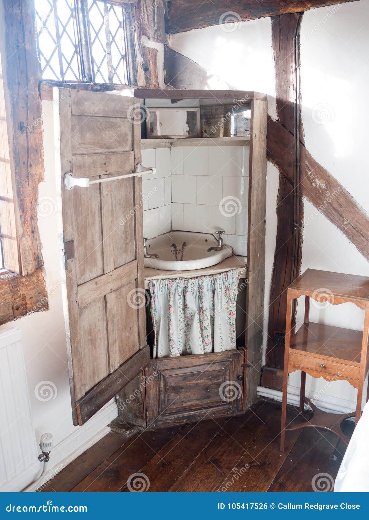 在英语的角落的老木洗涤碗柜水池水槽壁橱库存照片 图片包括有背包 对象 历史 高雅 减速火箭