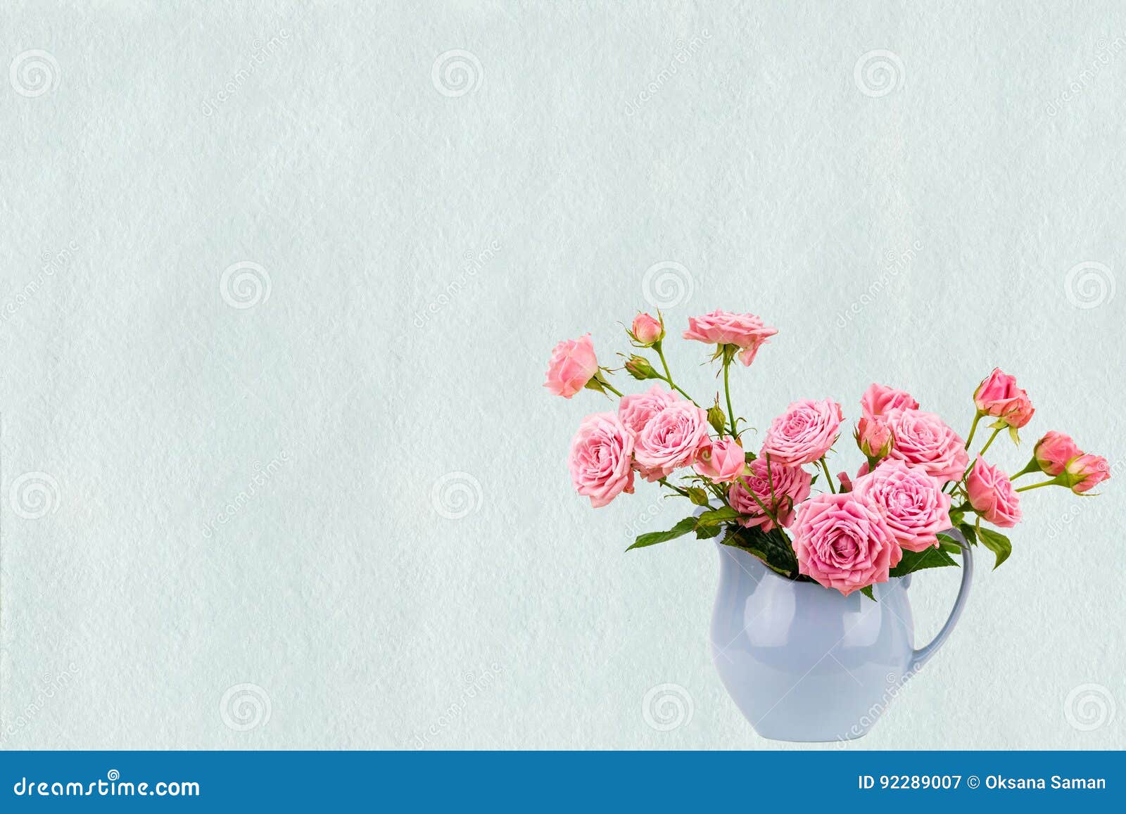 在蓝色水罐的桃红色花在水彩蓝色绘了背景库存图片 图片包括有靠山 油漆 减速火箭 蓝色 花卉 9207