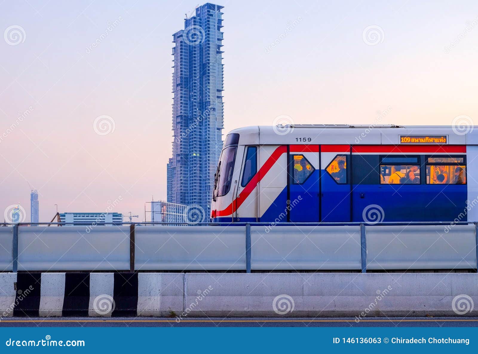 在都市风景背景的bts Skytrain在曼谷 泰国编辑类库存照片 图片包括有资本 布琼布拉