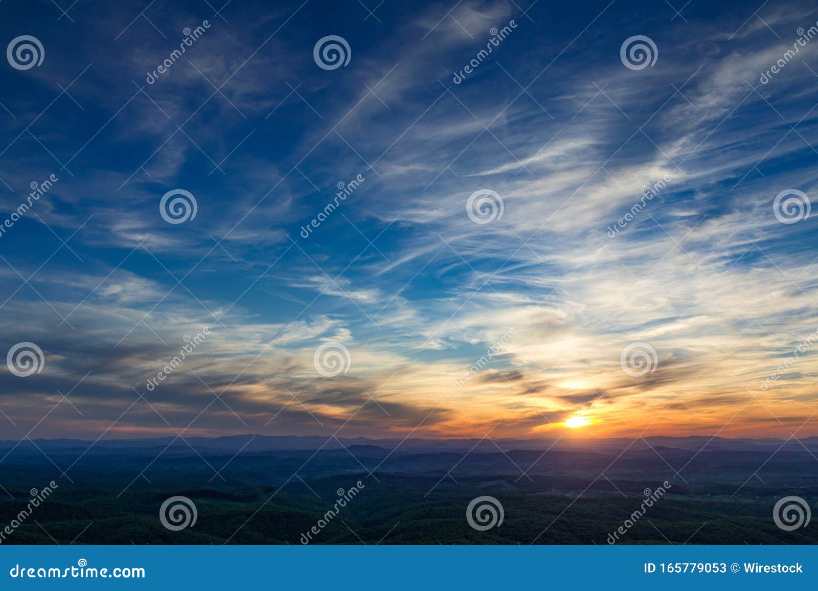 在阴云的天空中 夕阳的壮丽景色与金色的太阳 是壁纸的完美选择库存图片 图片包括有海洋 五颜六色