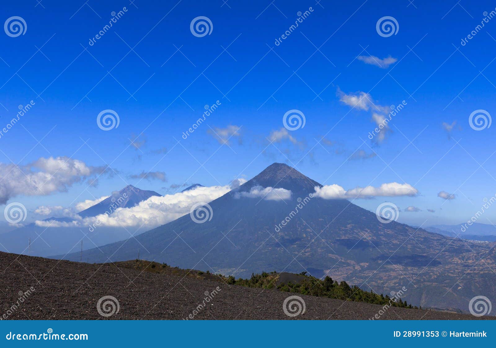 在阿瓜和fuego火山的视图库存图片 图片包括有火山 云彩 旅游业 旅行 视图 天空 危地马拉