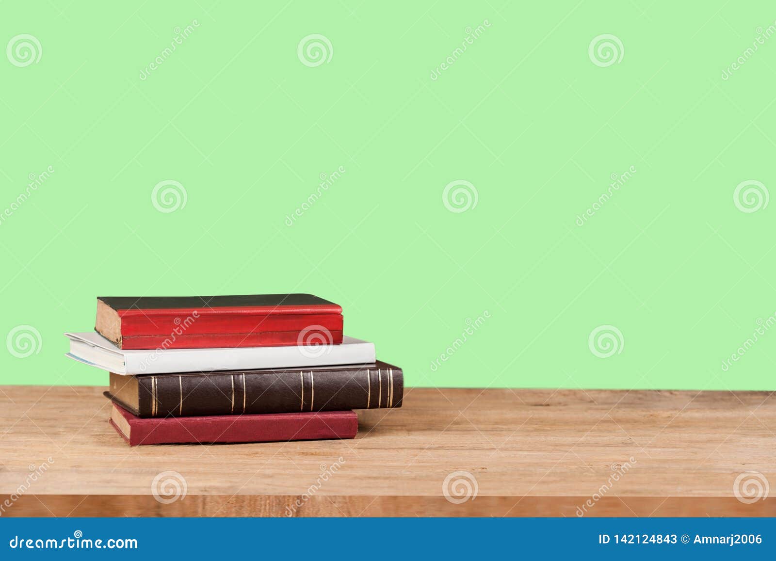 在难看的东西木桌上的老课本与颜色库存图片 图片包括有颜色 减速火箭 大学 文本 学校 盖子