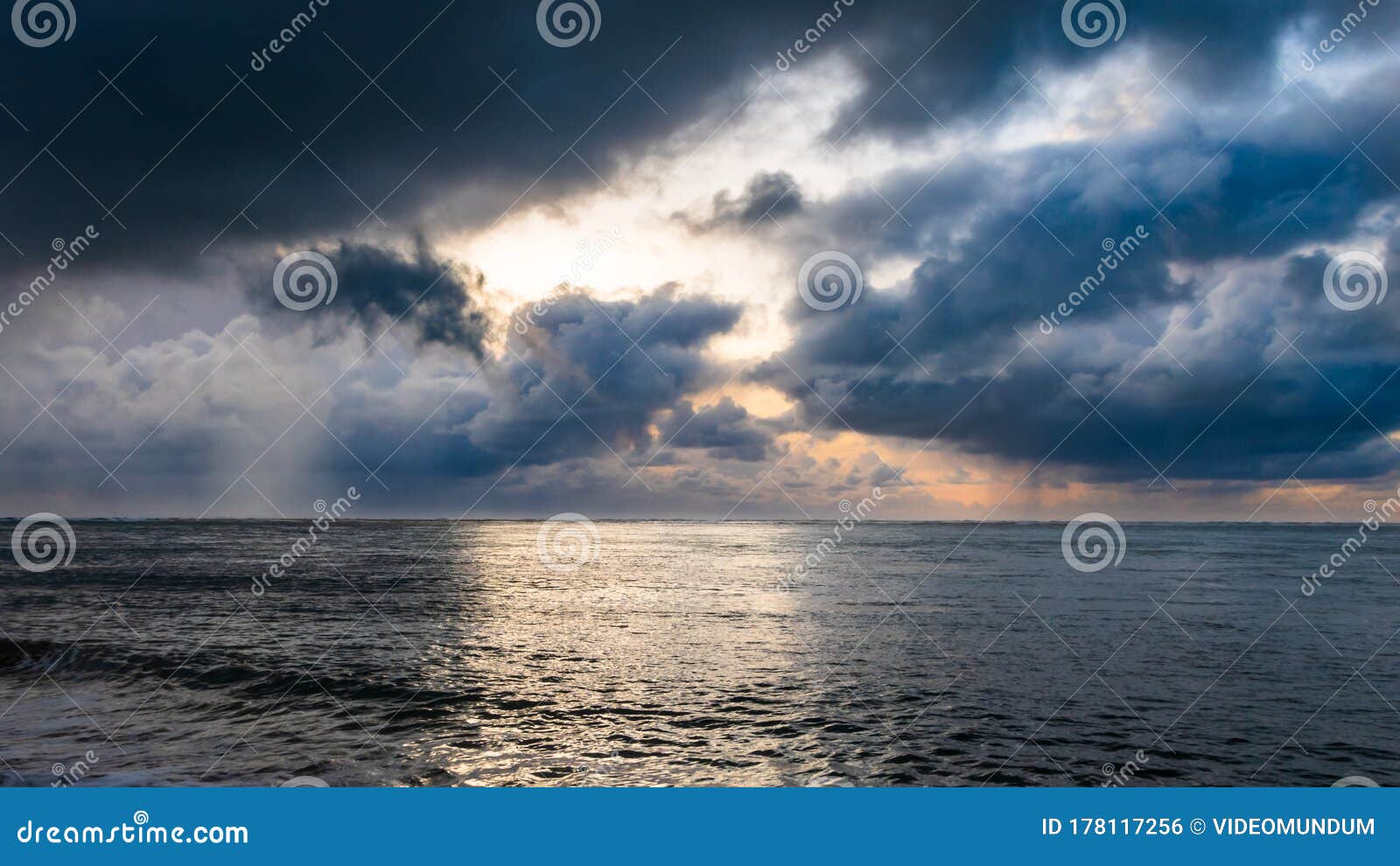 在风暴之前 平静的海面上巨云库存照片 图片包括有艺术 照明设备 开放 自治权 图象 本质