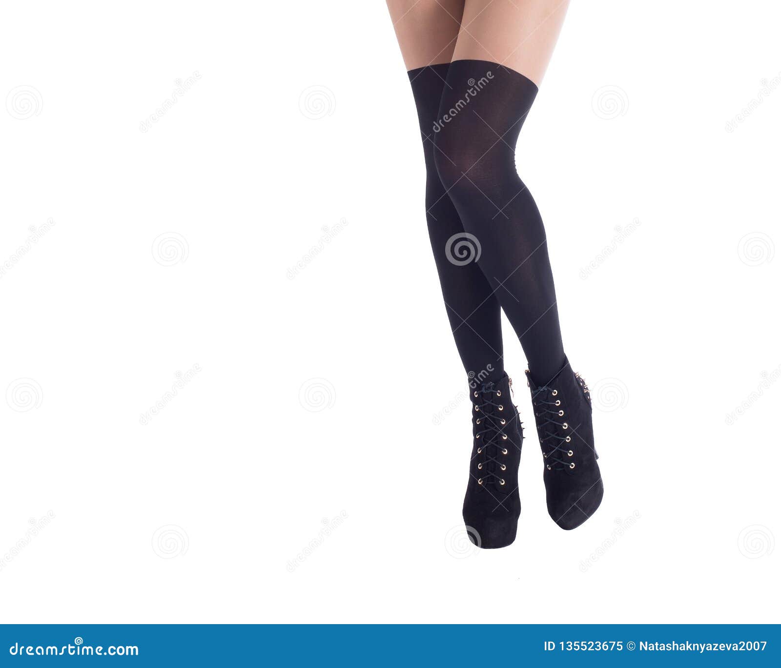 在黑松紧鞋和脚腕高跟鞋的性感的女性腿查出在白色库存图片 图片包括有