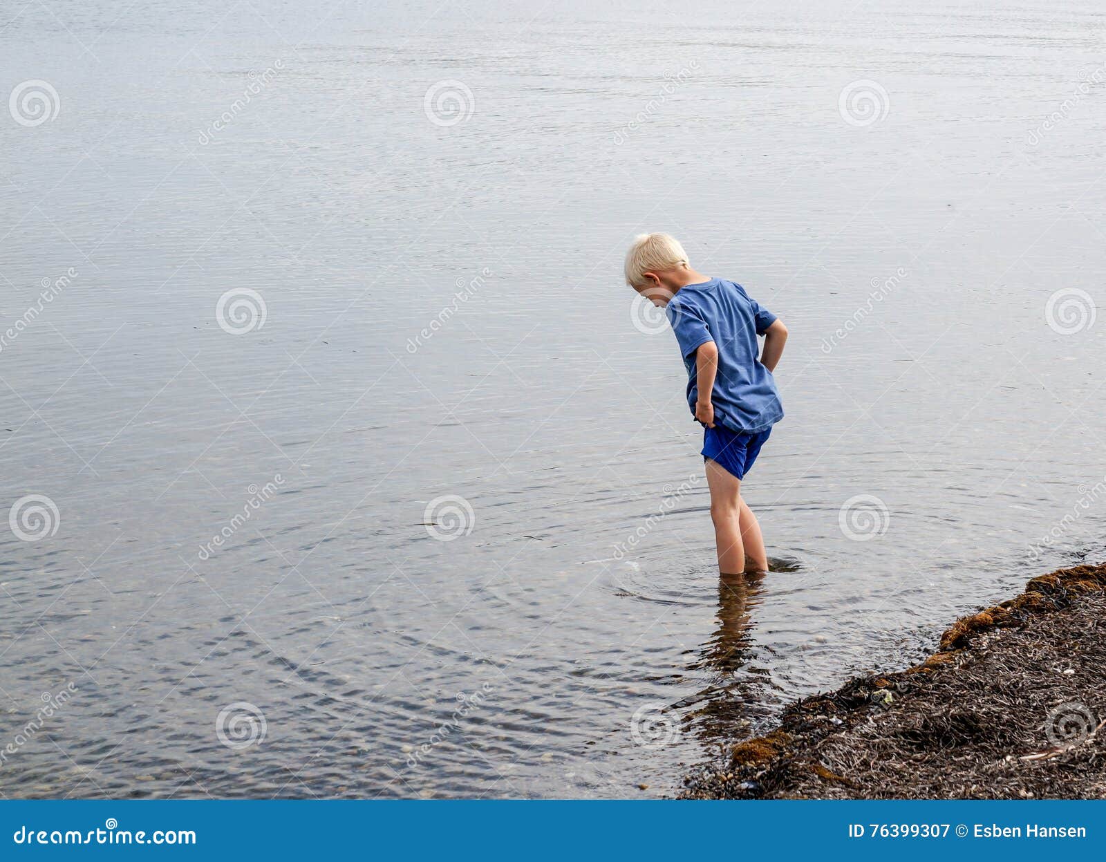 Вода которую мальчик несет. Мальчик идет по воде. Мальчик пописал в море. Пописать в море. Писает в море.