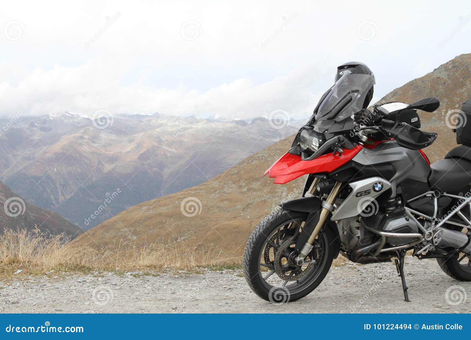 在grimsel通行证顶部的bmw R10gs Te摩托车在瑞士编辑类库存图片 图片包括有背包 摩托车