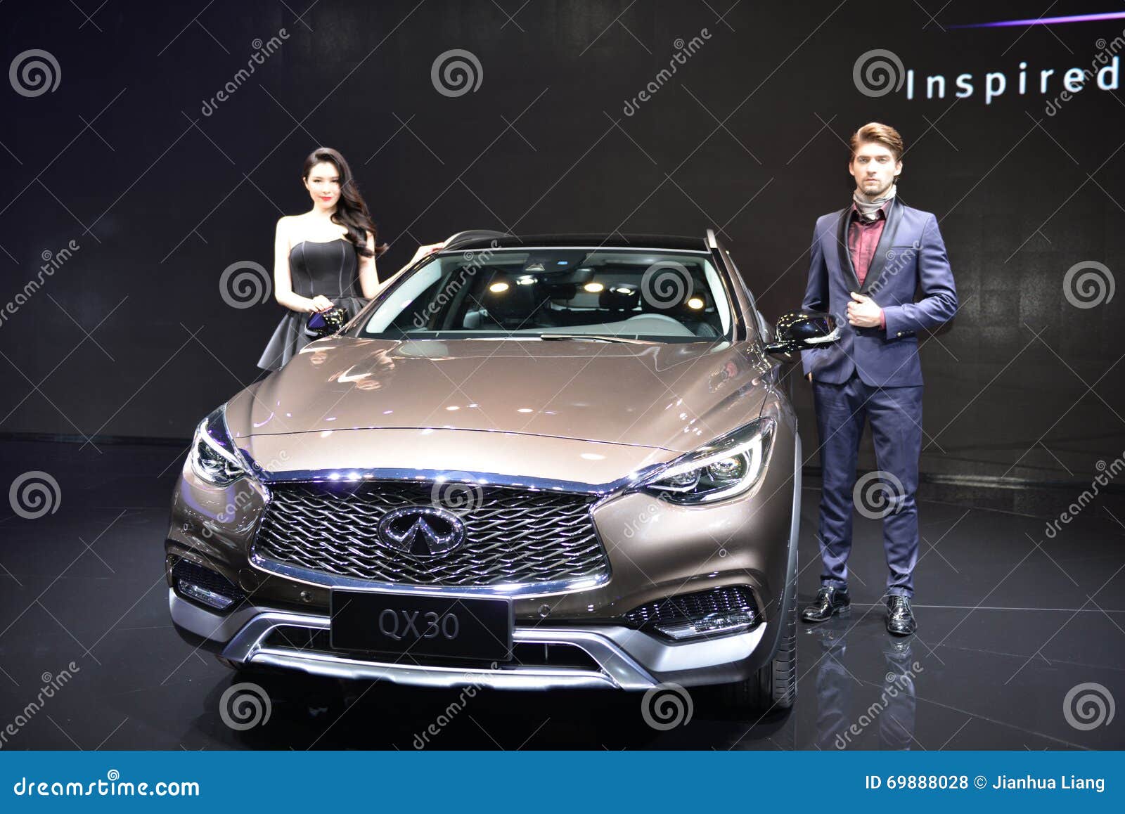 在infiniti Qx30 Suv的女性和男性时装模特儿编辑类库存照片 图片包括有qx30 Suv的女性和男性时装模特儿