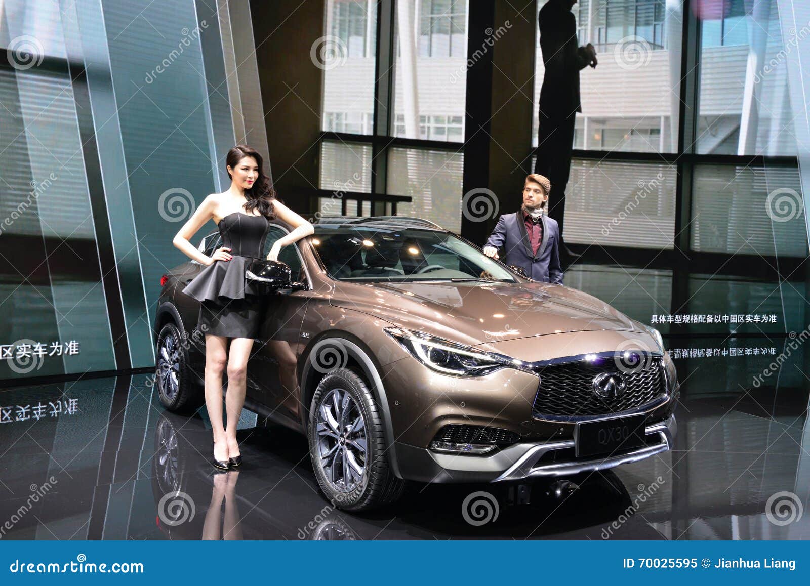 在infiniti Qx30 Suv的女性和男性时装模特儿编辑类图片 图片包括有qx30 在infiniti